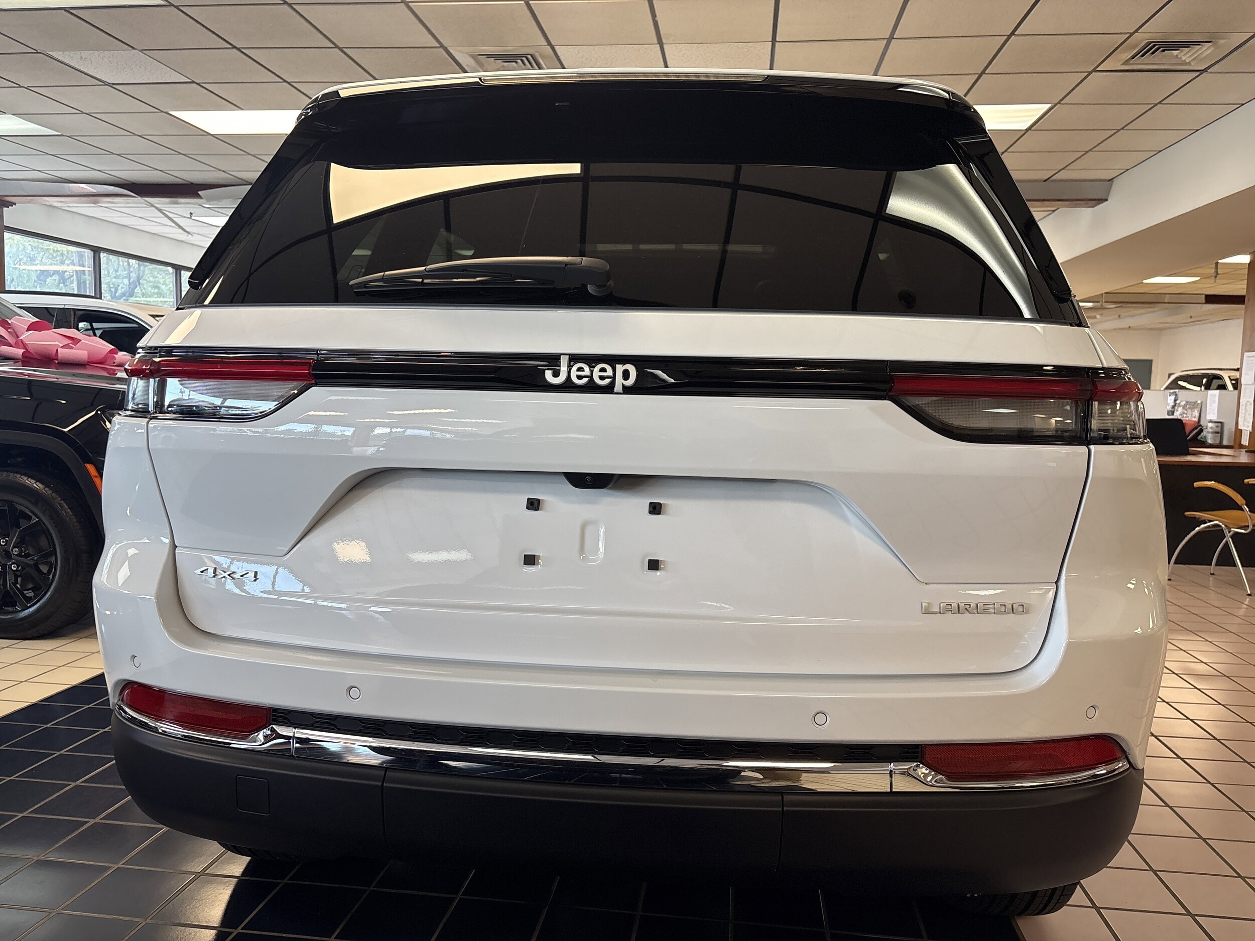 2025 Jeep Grand Cherokee Laredo photo 4
