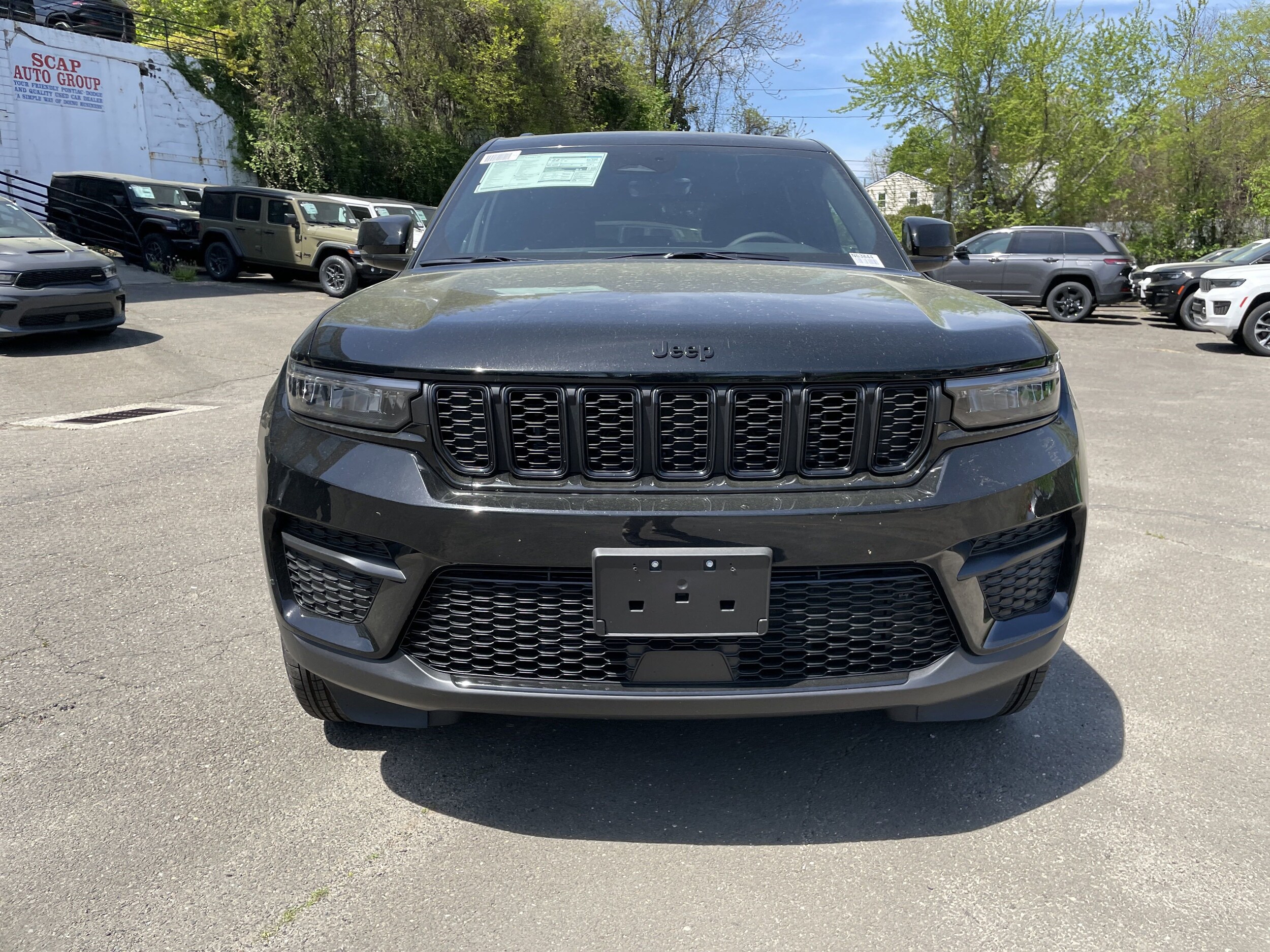 2025 Jeep Grand Cherokee Laredo Altitude photo 2