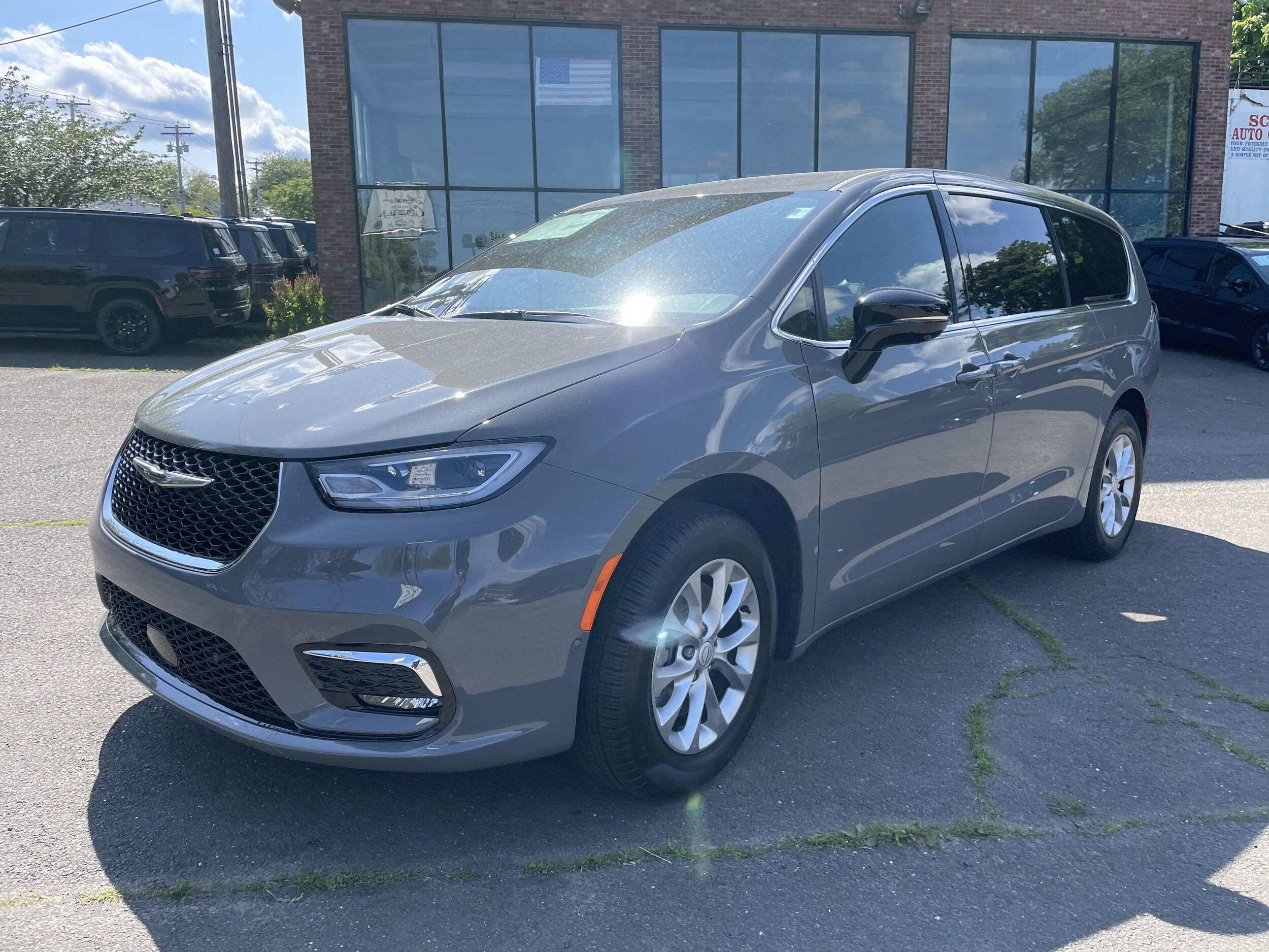 2025 Chrysler Pacifica photo 3