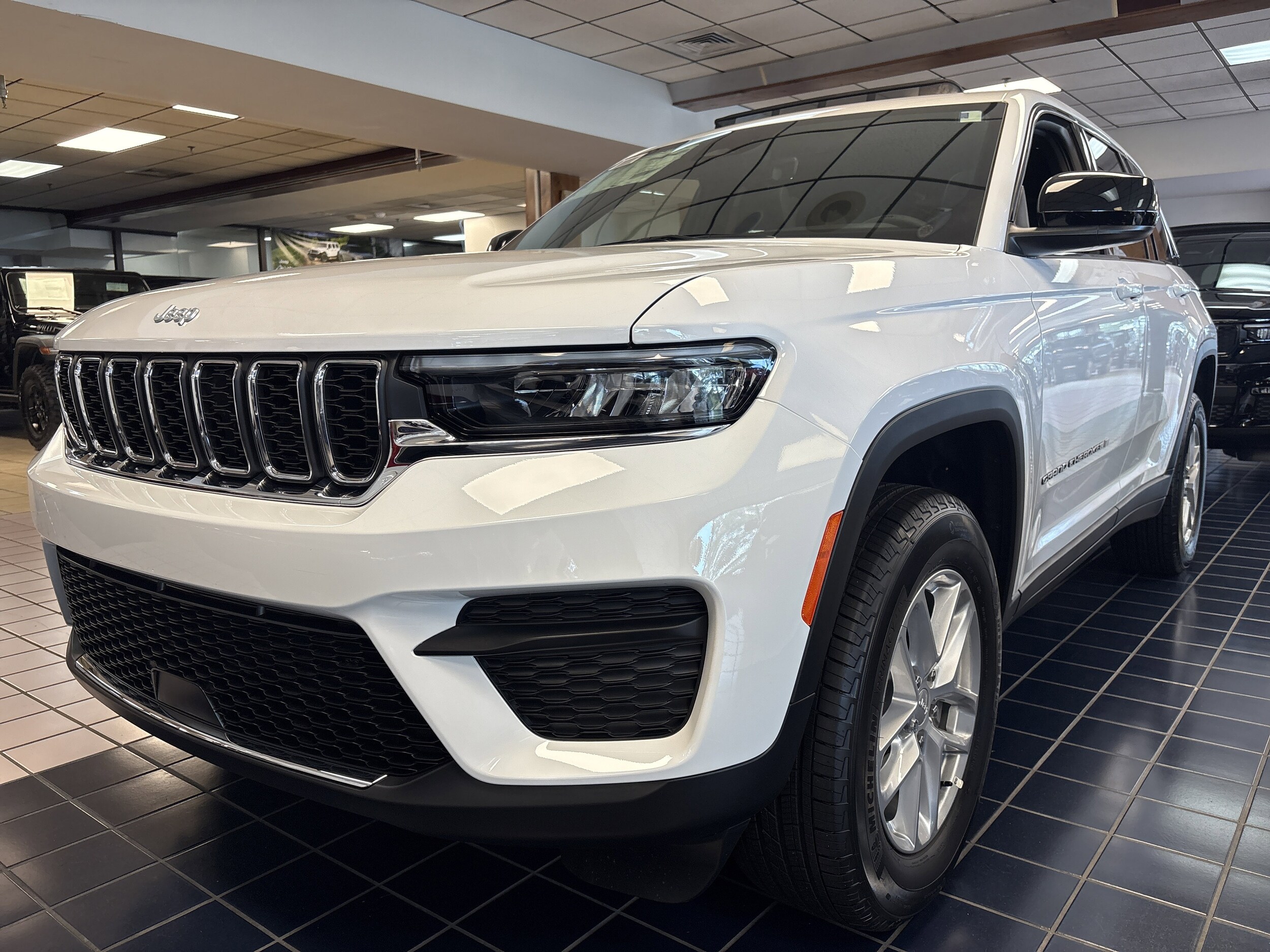 2025 Jeep Grand Cherokee Laredo photo 2