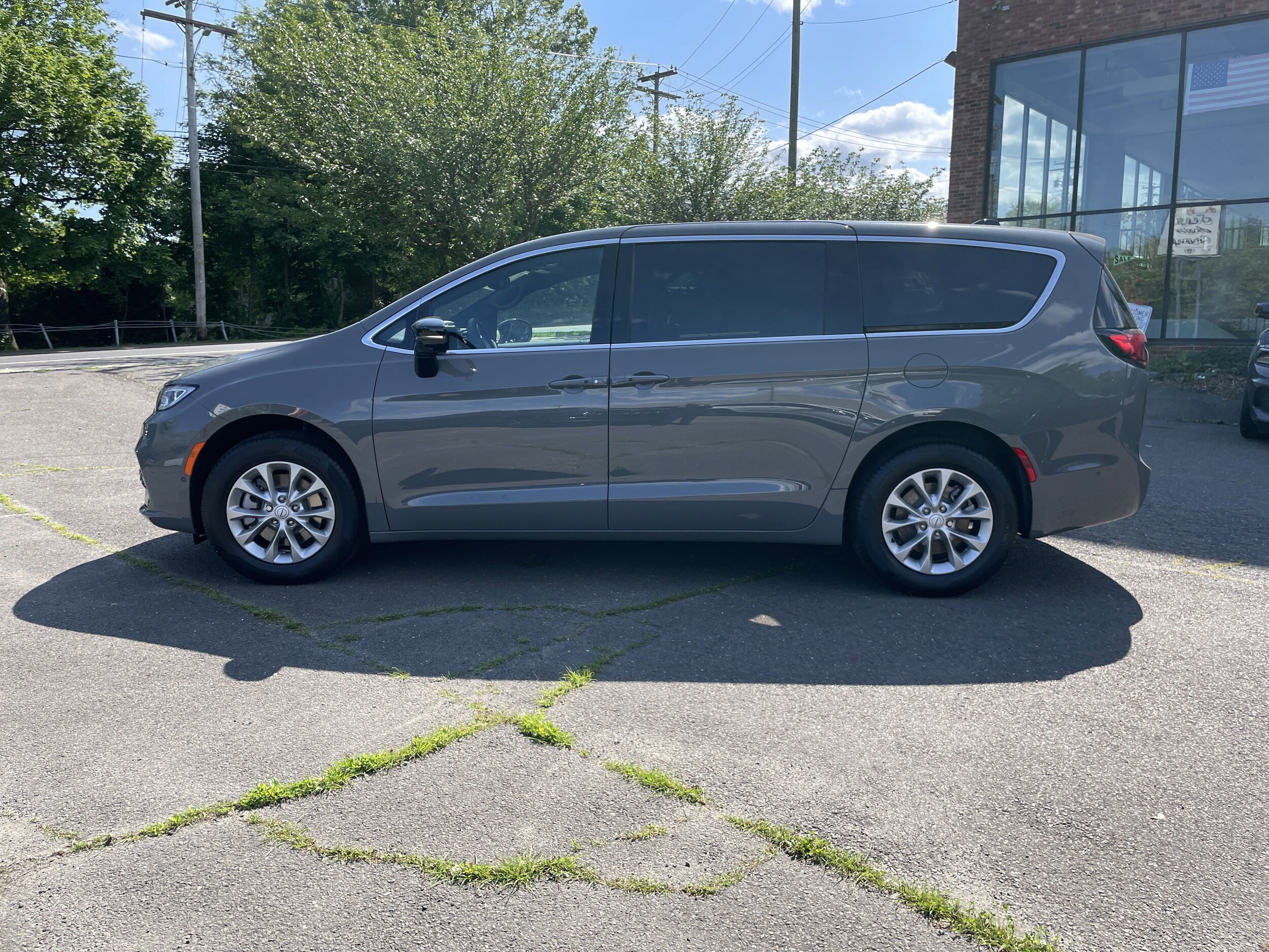 2025 Chrysler Pacifica photo 4