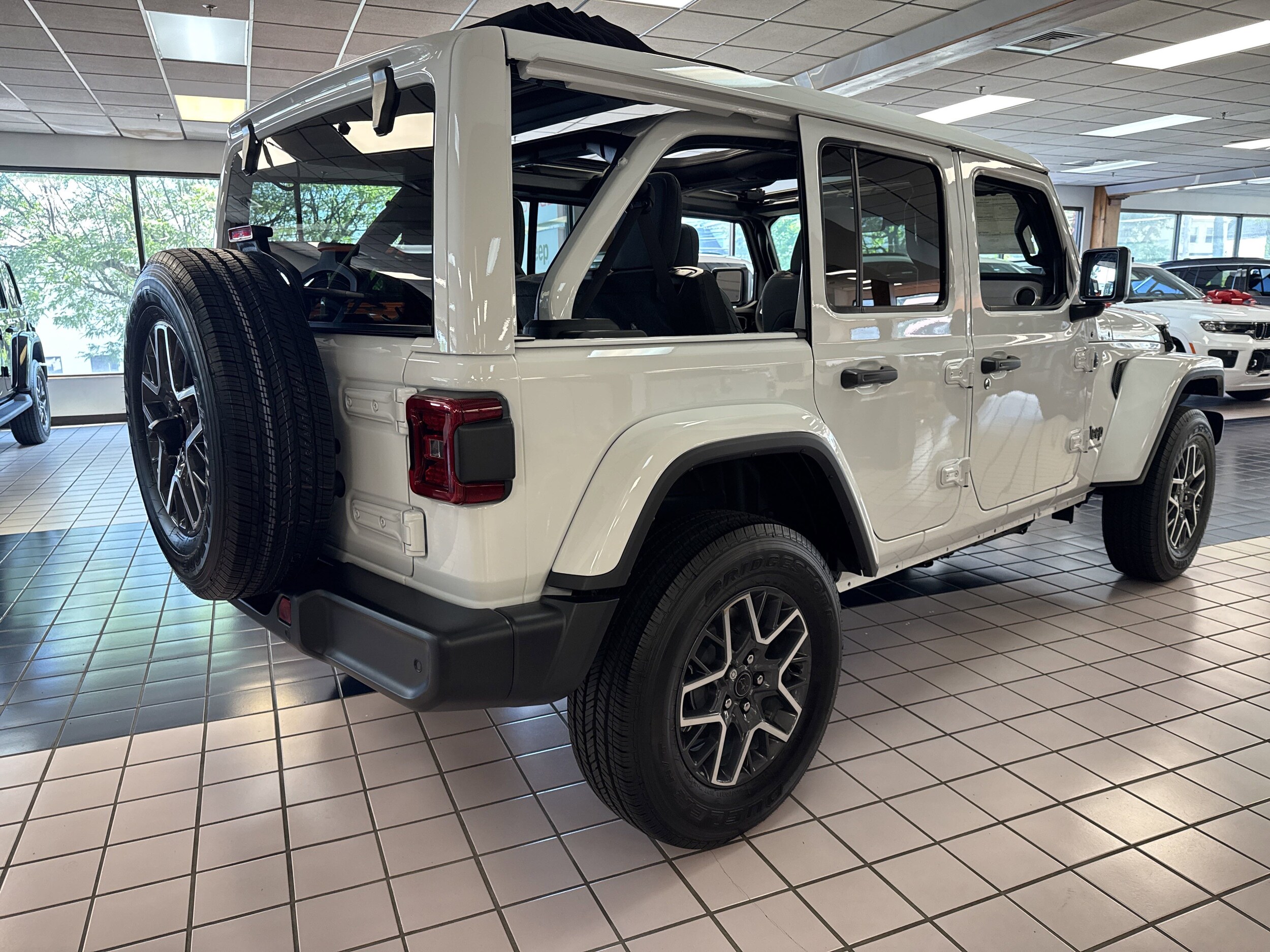 2025 Jeep Wrangler Sahara photo 4