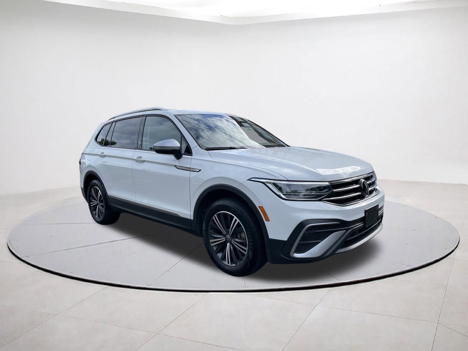 2024 Volkswagen Tiguan SE's photo