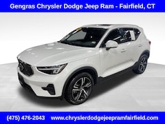 2025 Volvo XC40 B5 Core SUV