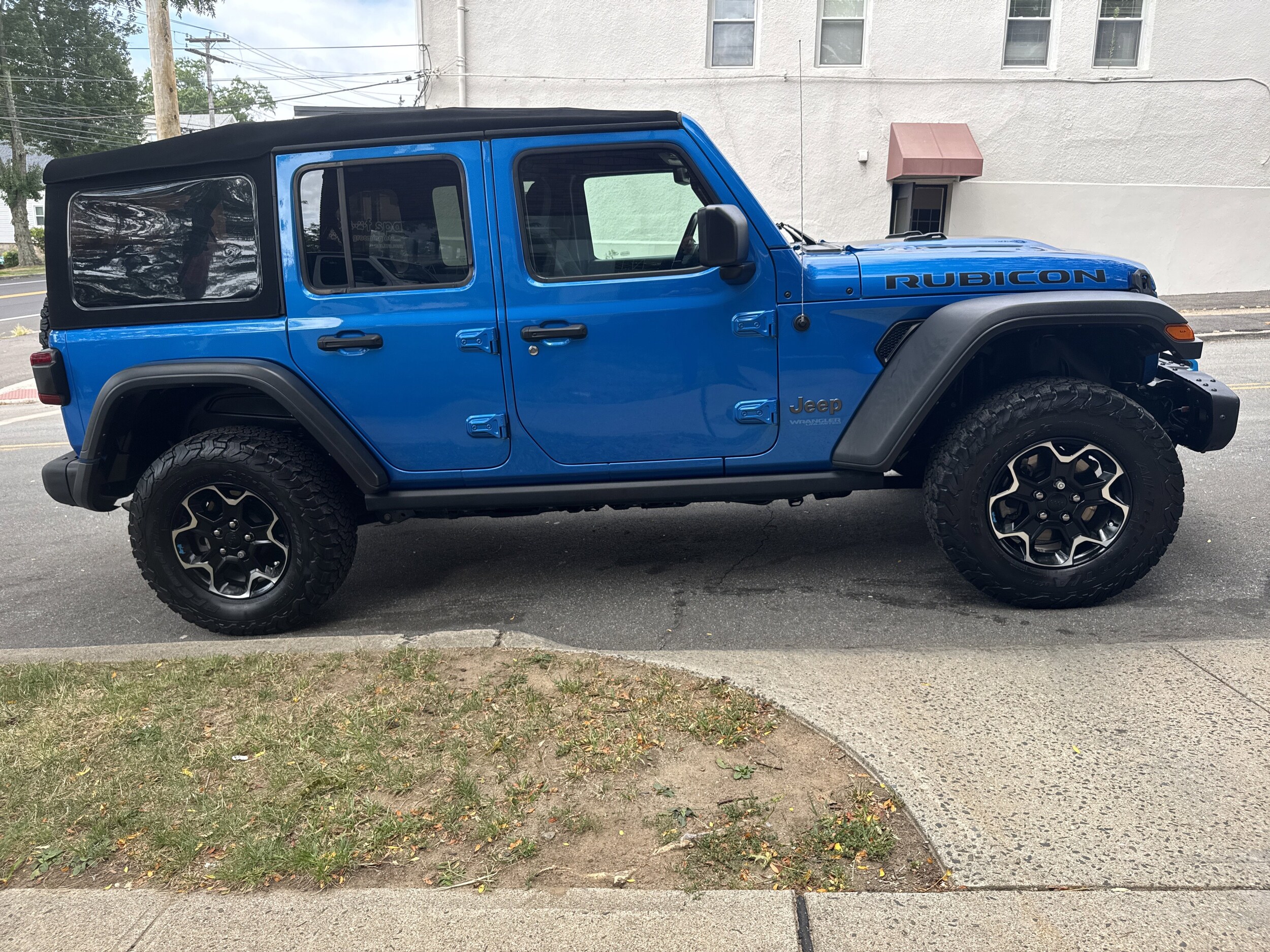 2022 Jeep Wrangler 4xe Unlimited Rubicon photo 2