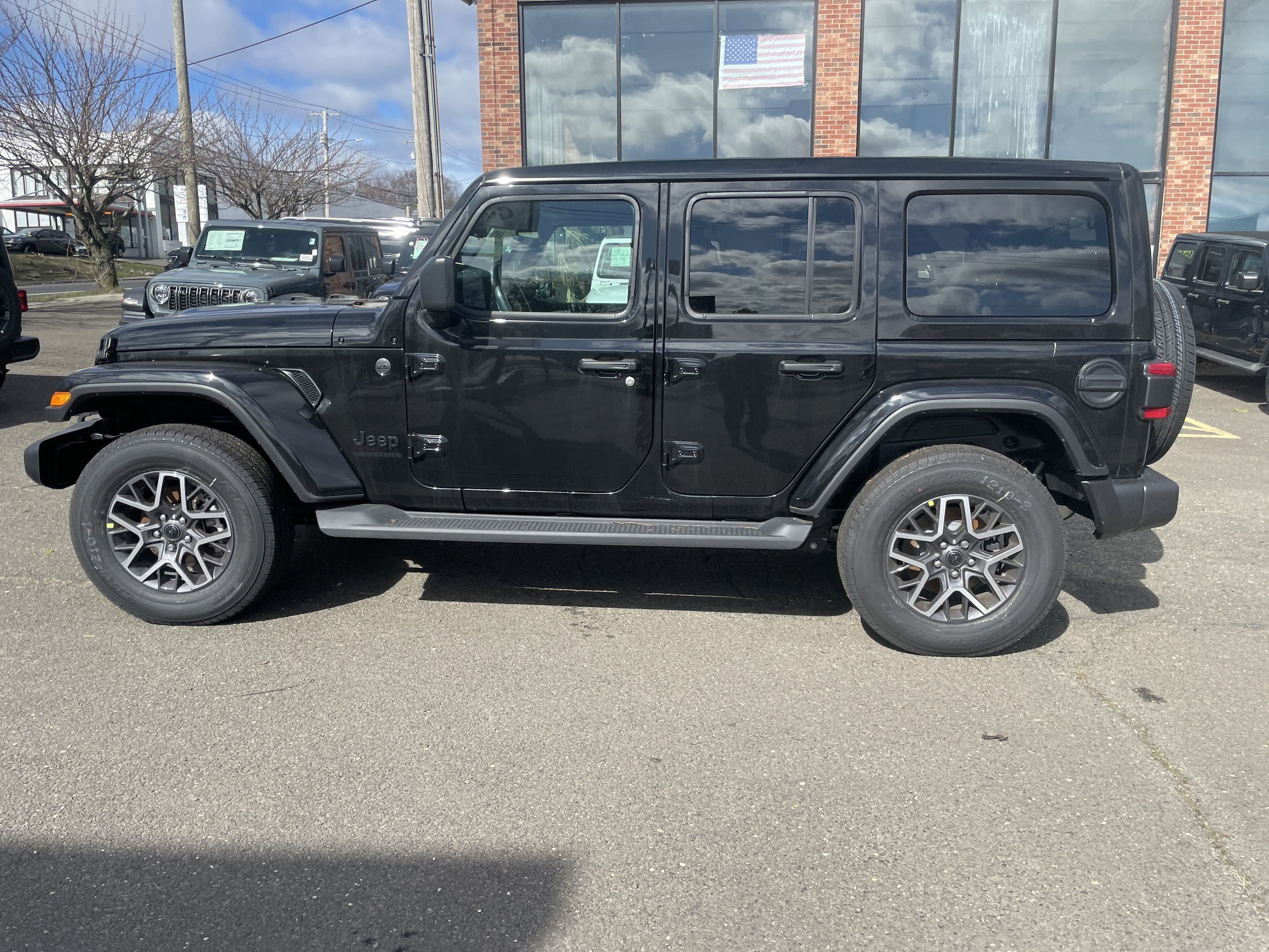 2025 Jeep Wrangler Sahara photo 4