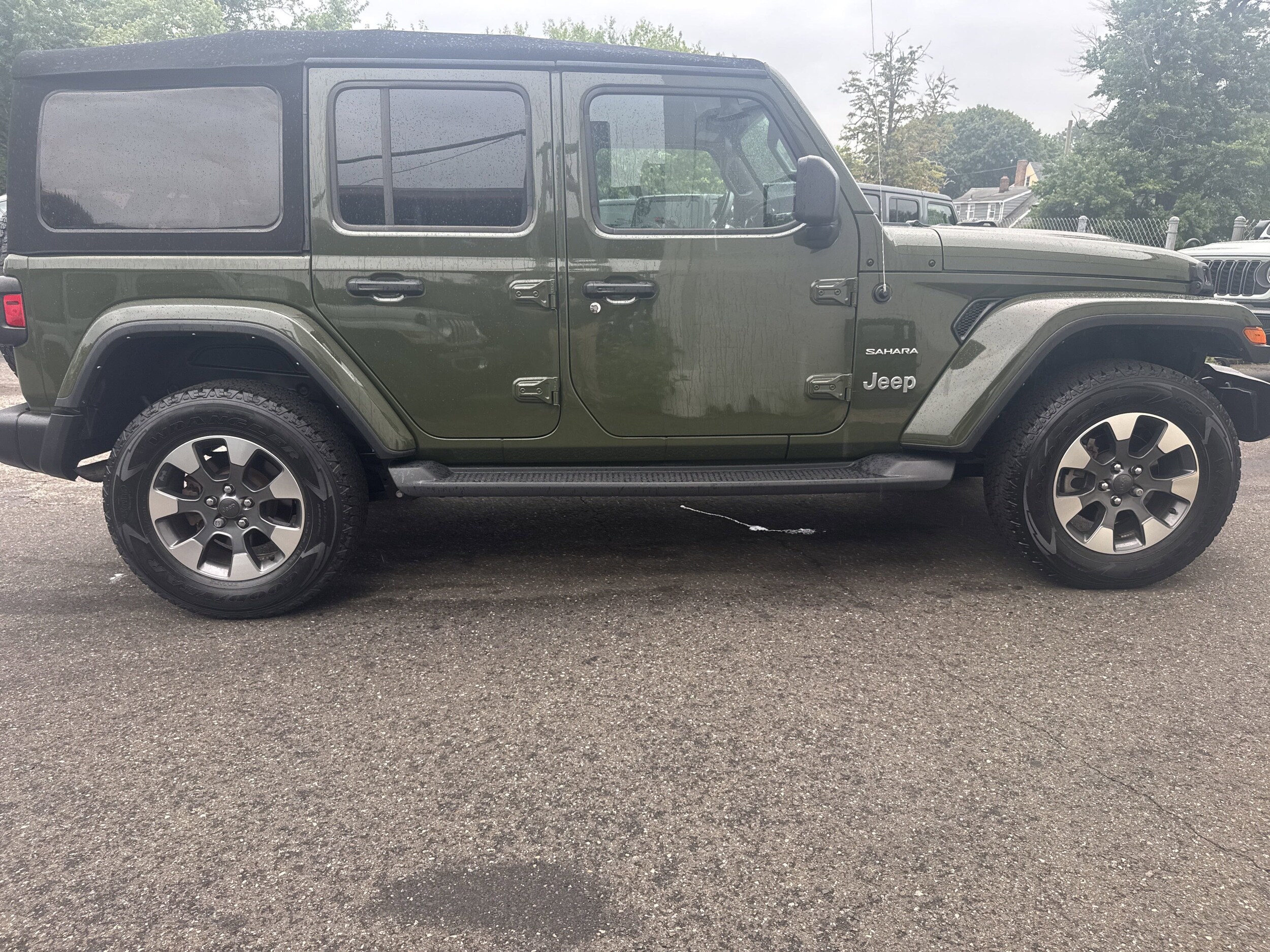 2021 Jeep Wrangler Unlimited Sahara photo 2