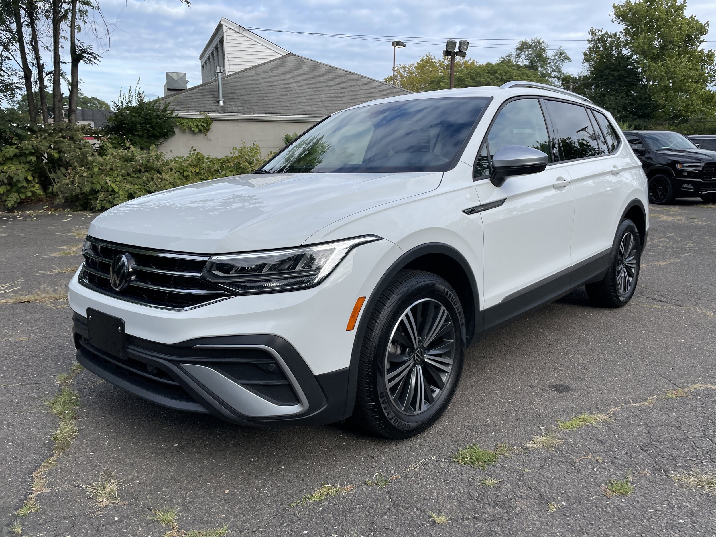 2024 Volkswagen Tiguan SE Wolfsburg Edition photo 2