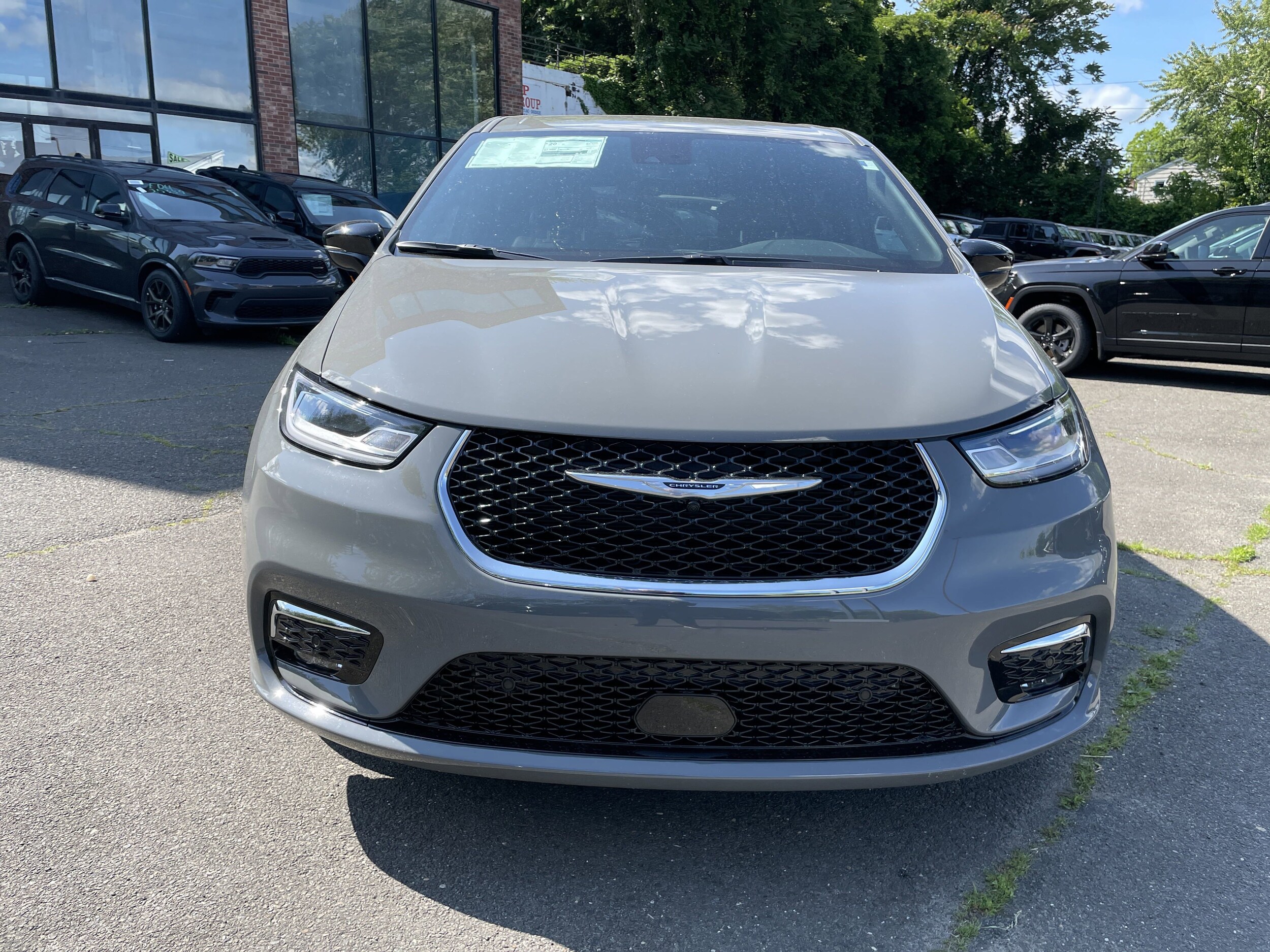 2025 Chrysler Pacifica photo 2