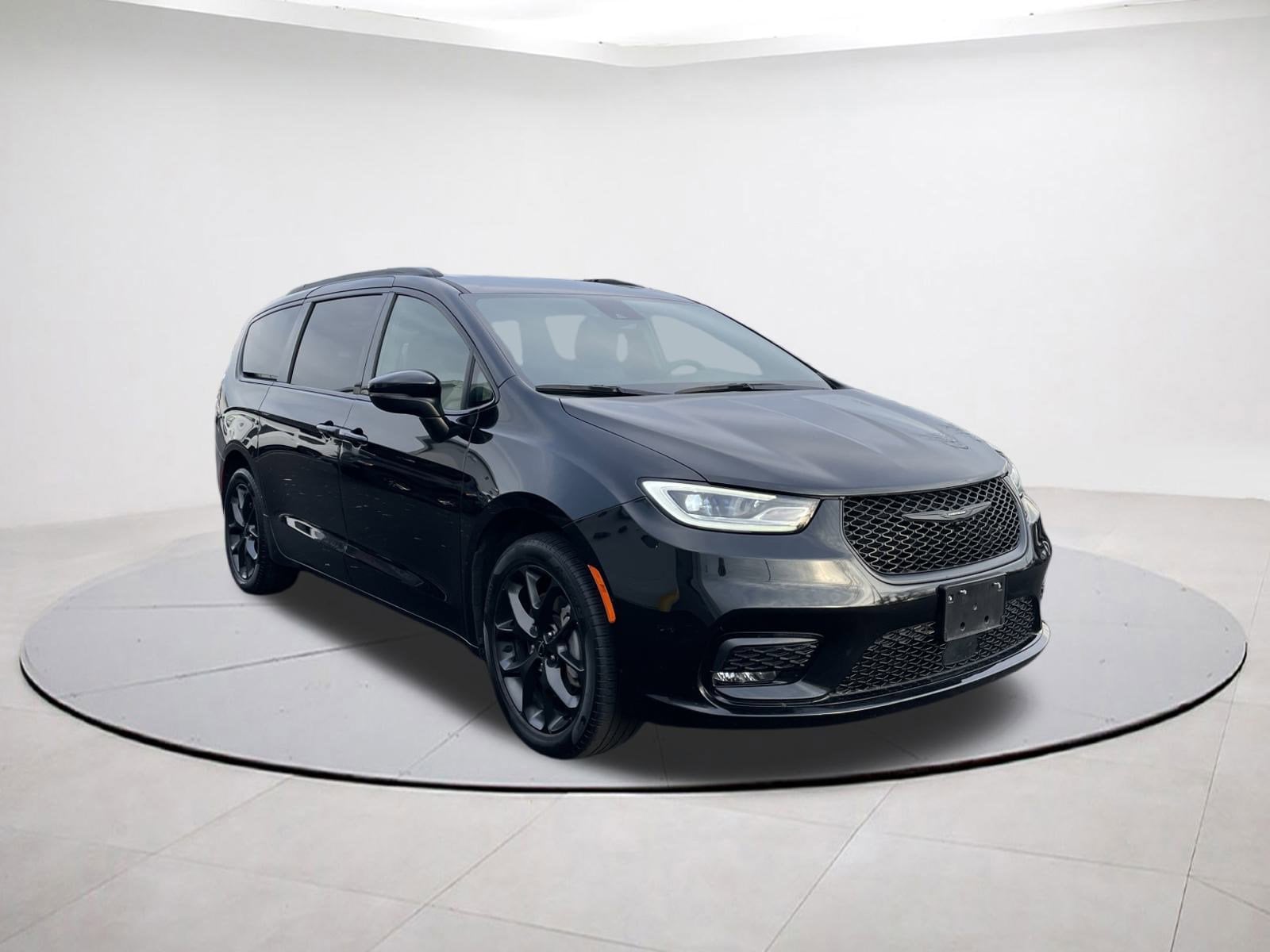 2023 Chrysler Pacifica Touring L's photo