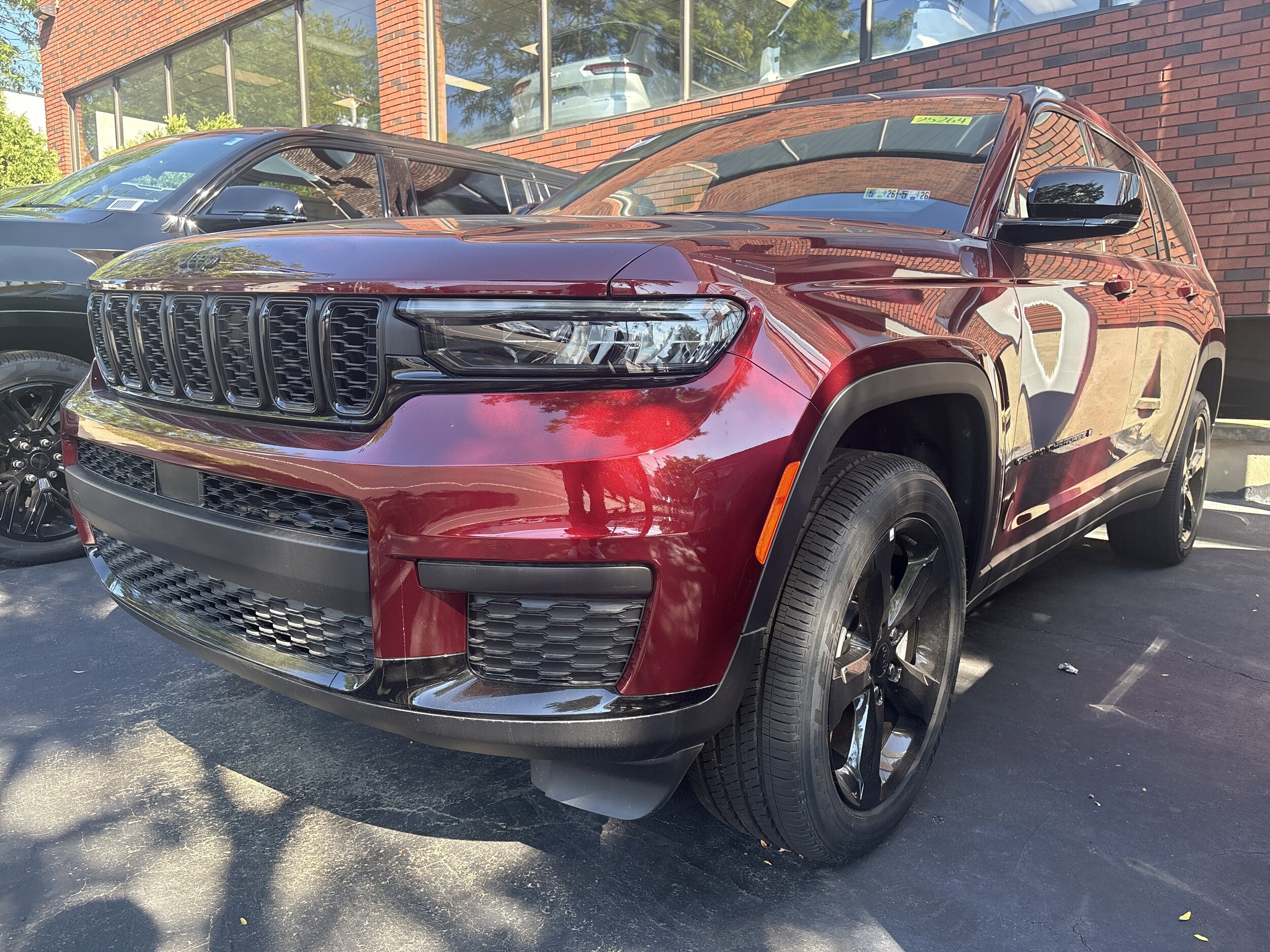 2025 Jeep Grand Cherokee Altitude photo 3