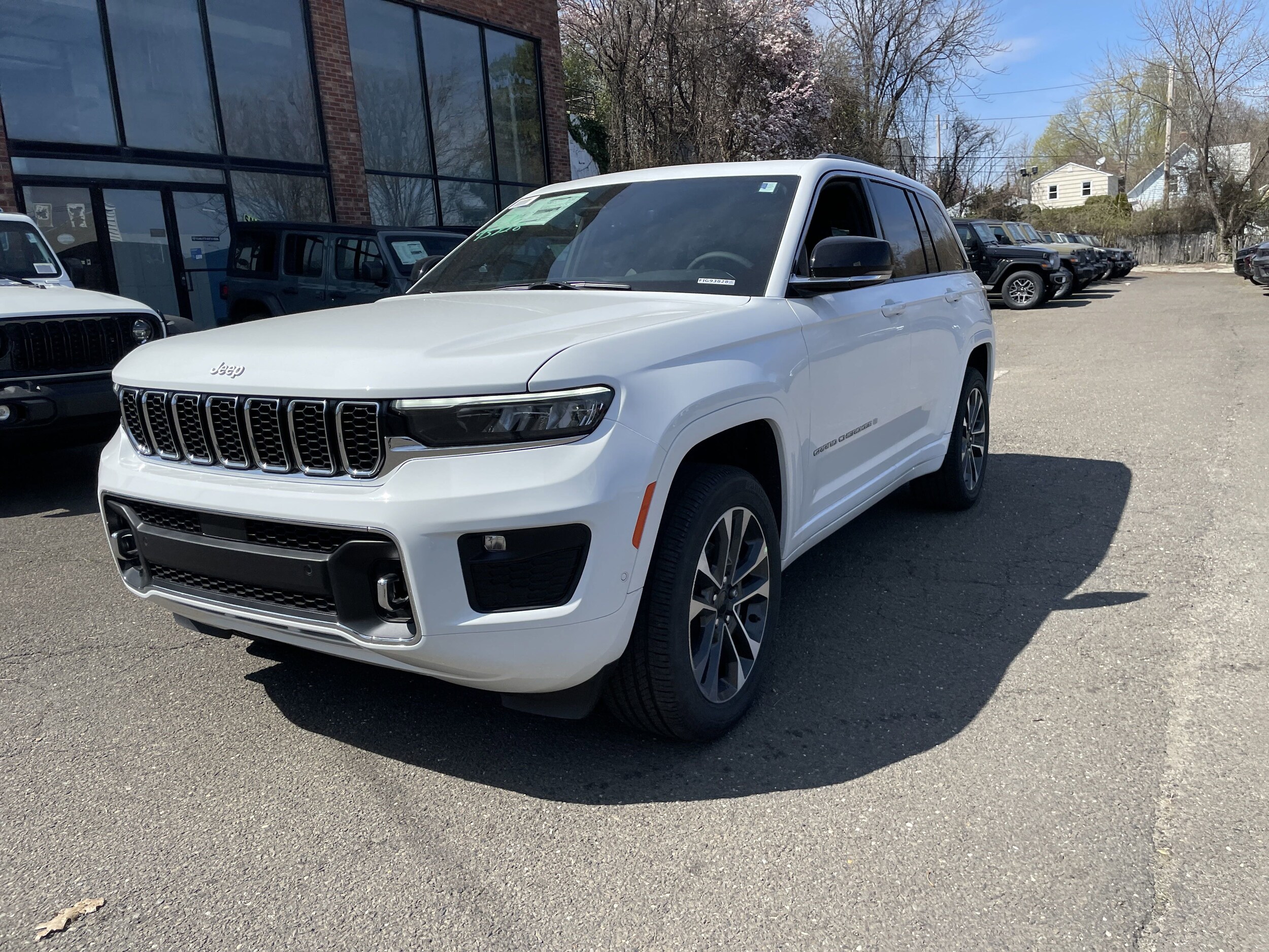 2025 Jeep Grand Cherokee Overland photo 3