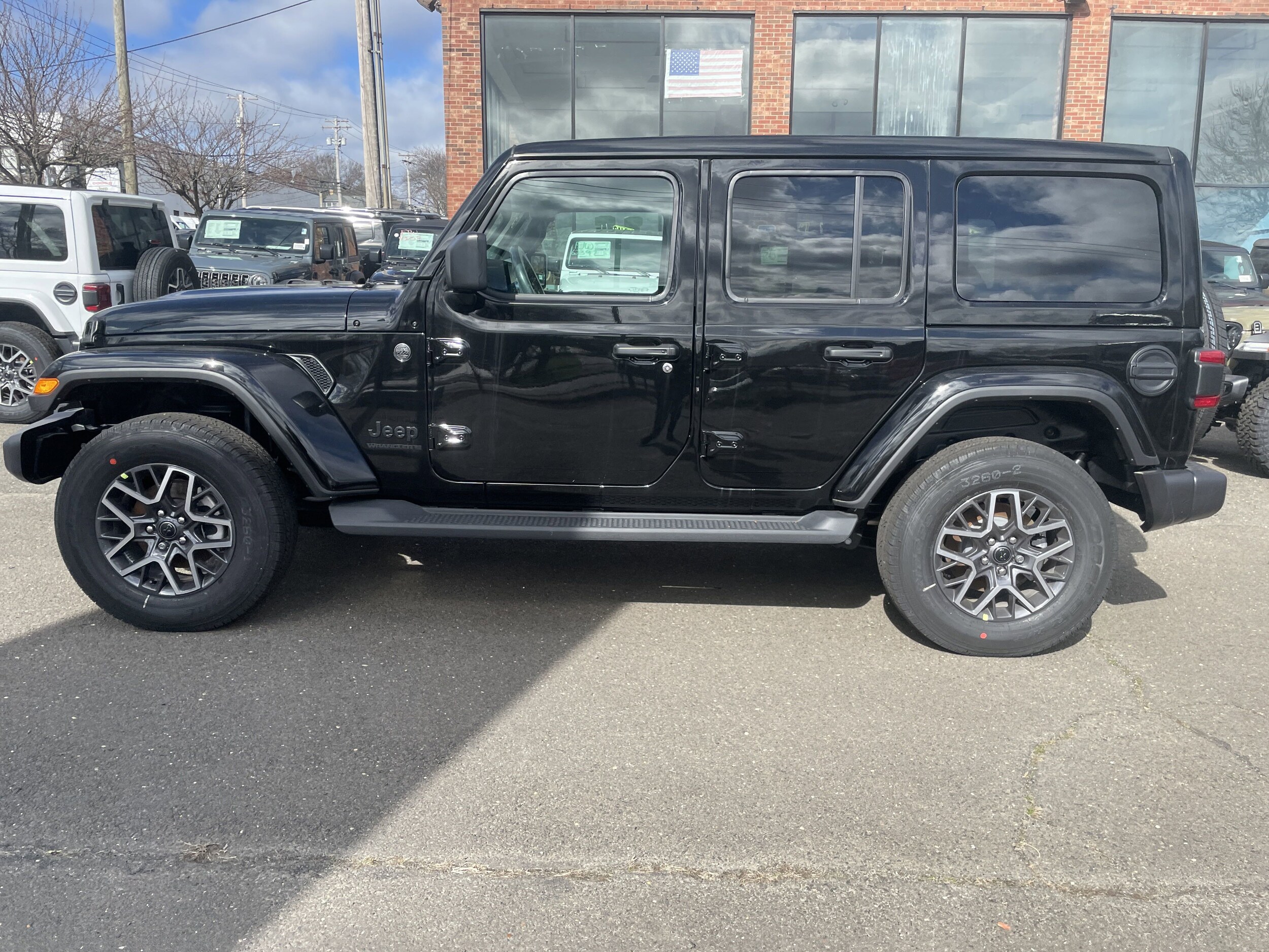 2025 Jeep Wrangler Sahara photo 4