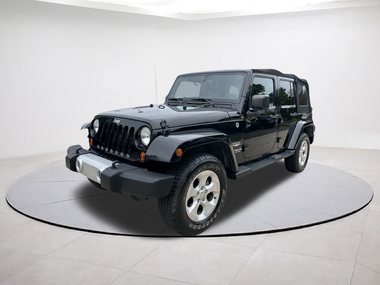 2013 Jeep Wrangler Unlimited Sahara photo 3