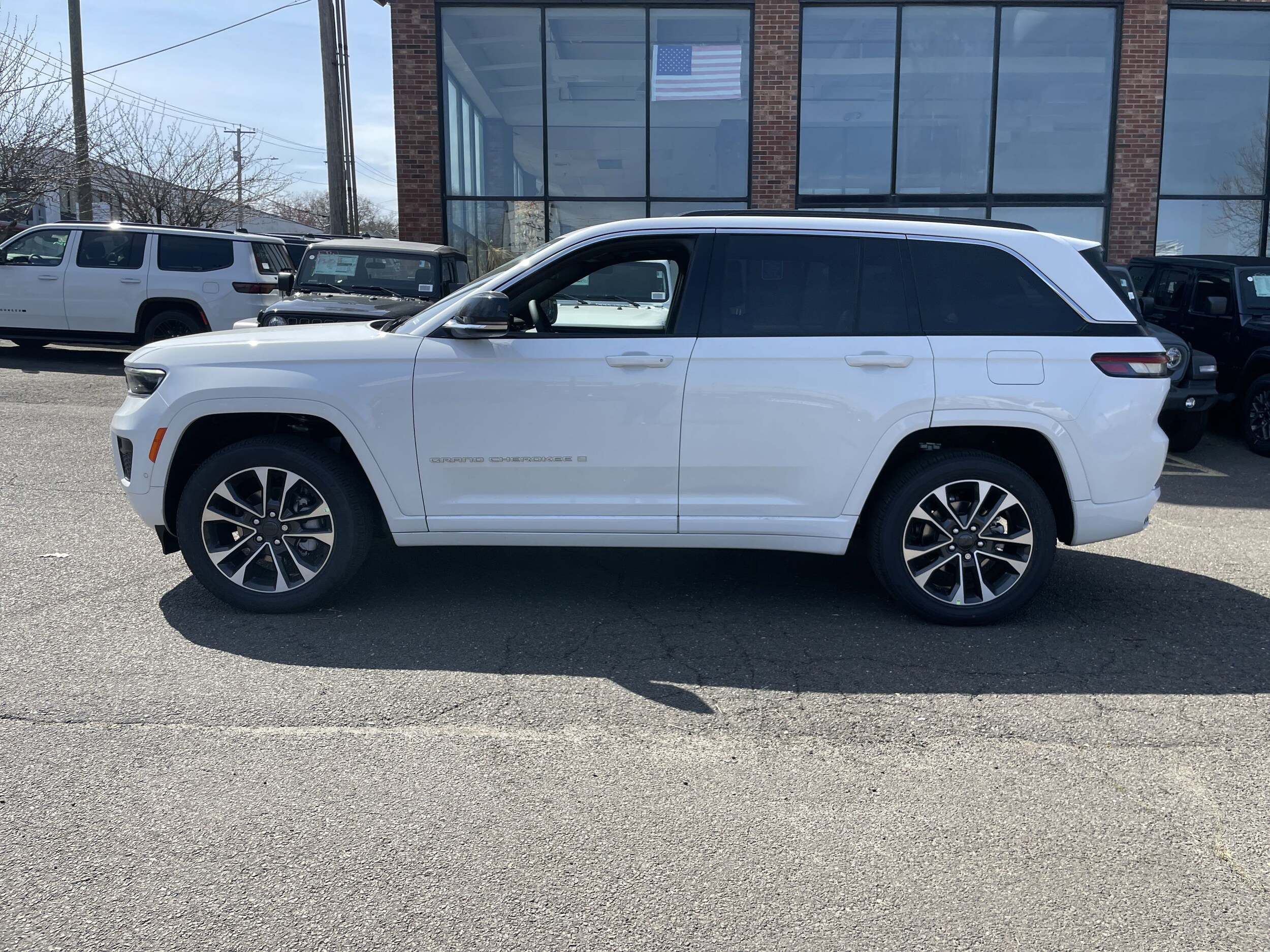 2025 Jeep Grand Cherokee Overland photo 4