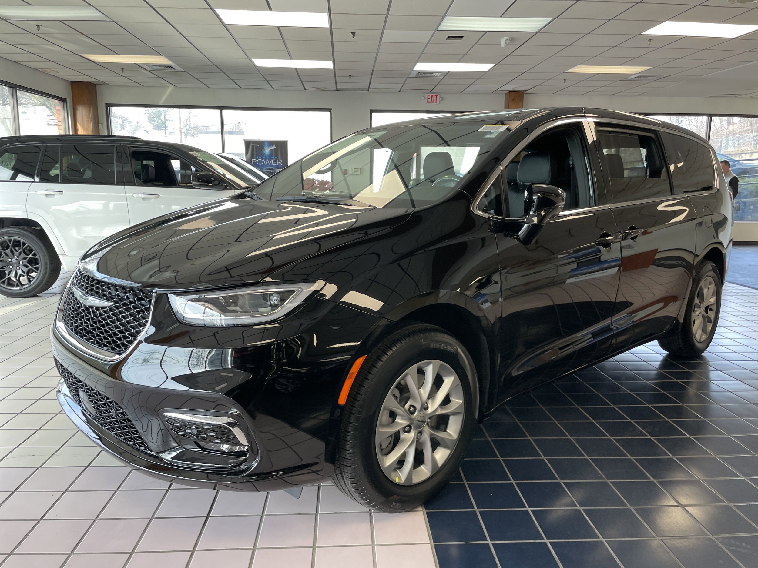2025 Chrysler Pacifica photo 3