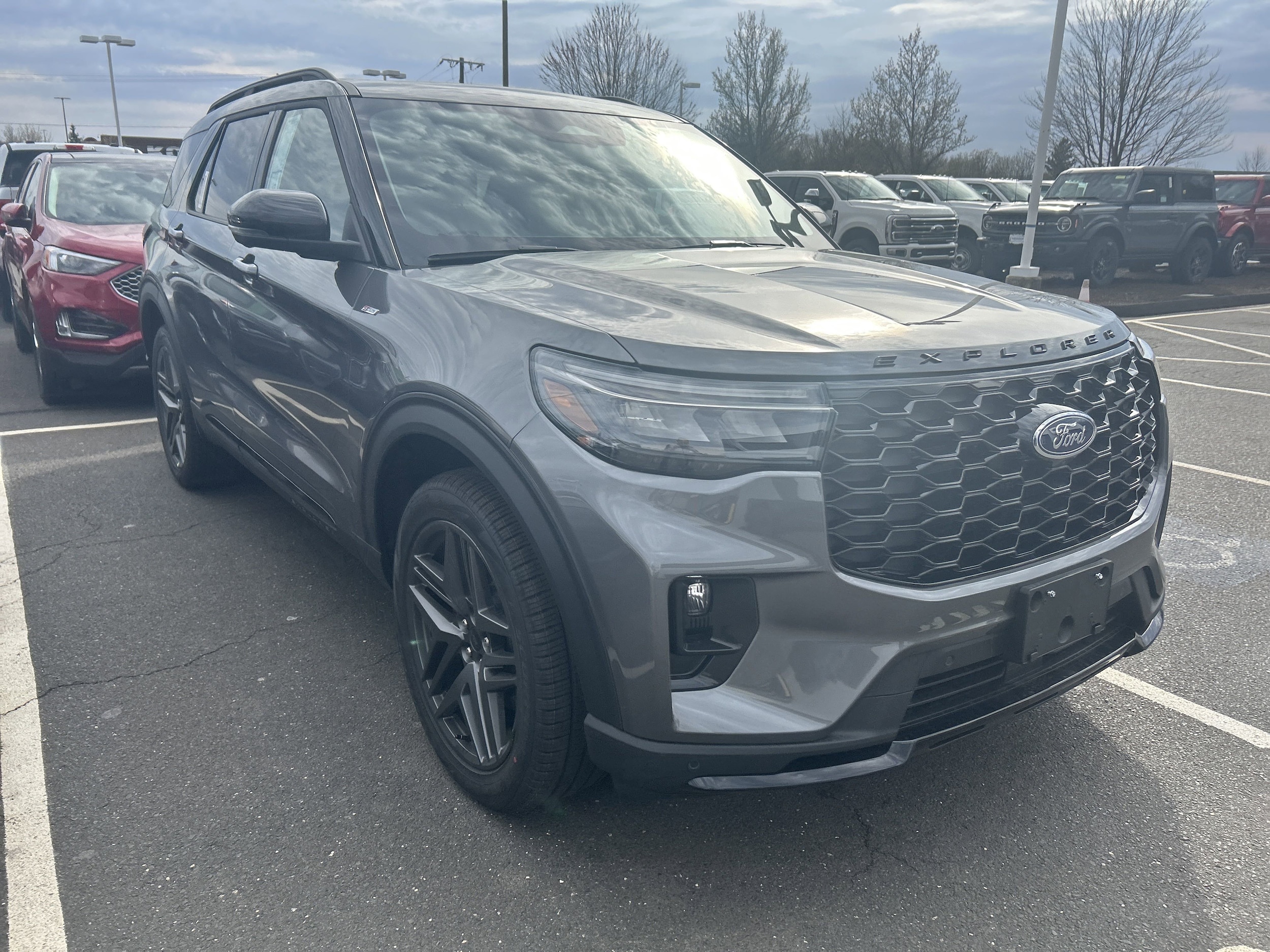 2025 Ford Explorer ST-Line photo 2