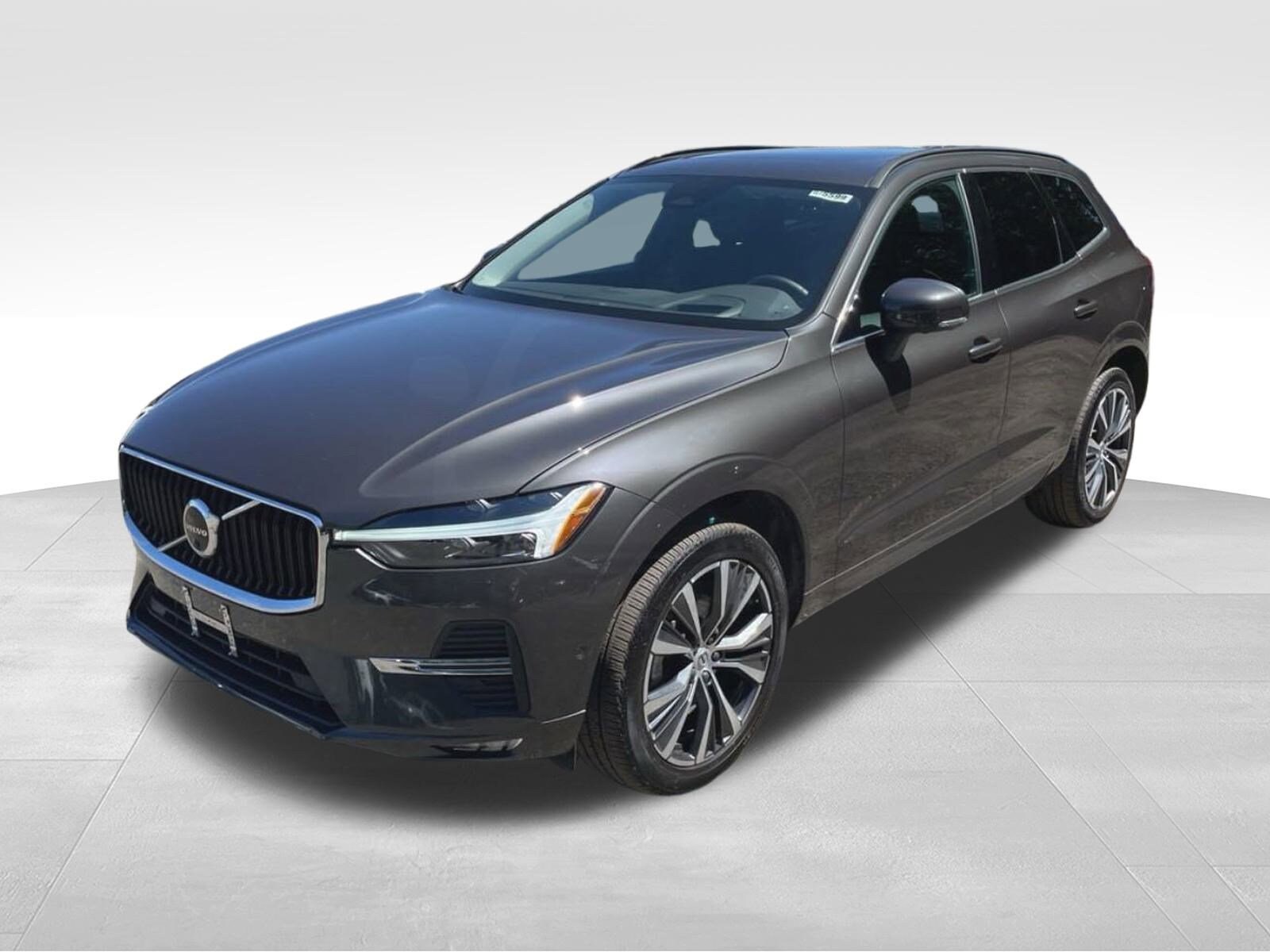 2022 Volvo XC60 B5 Momentum photo 2