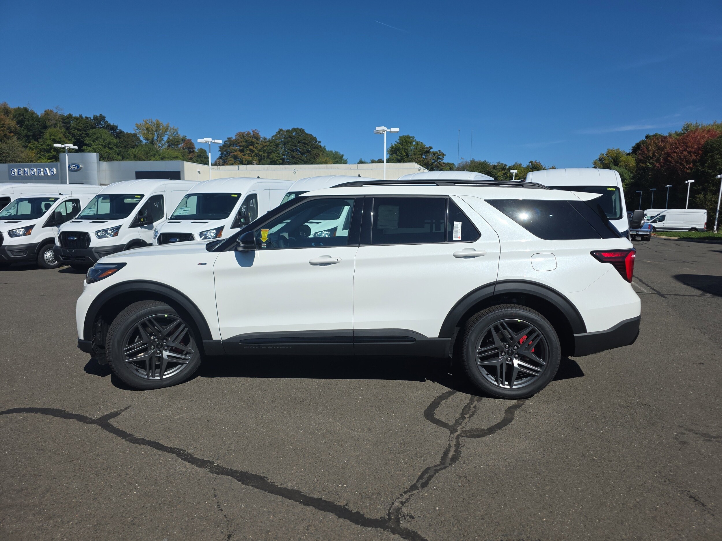 2025 Ford Explorer ST-Line photo 2