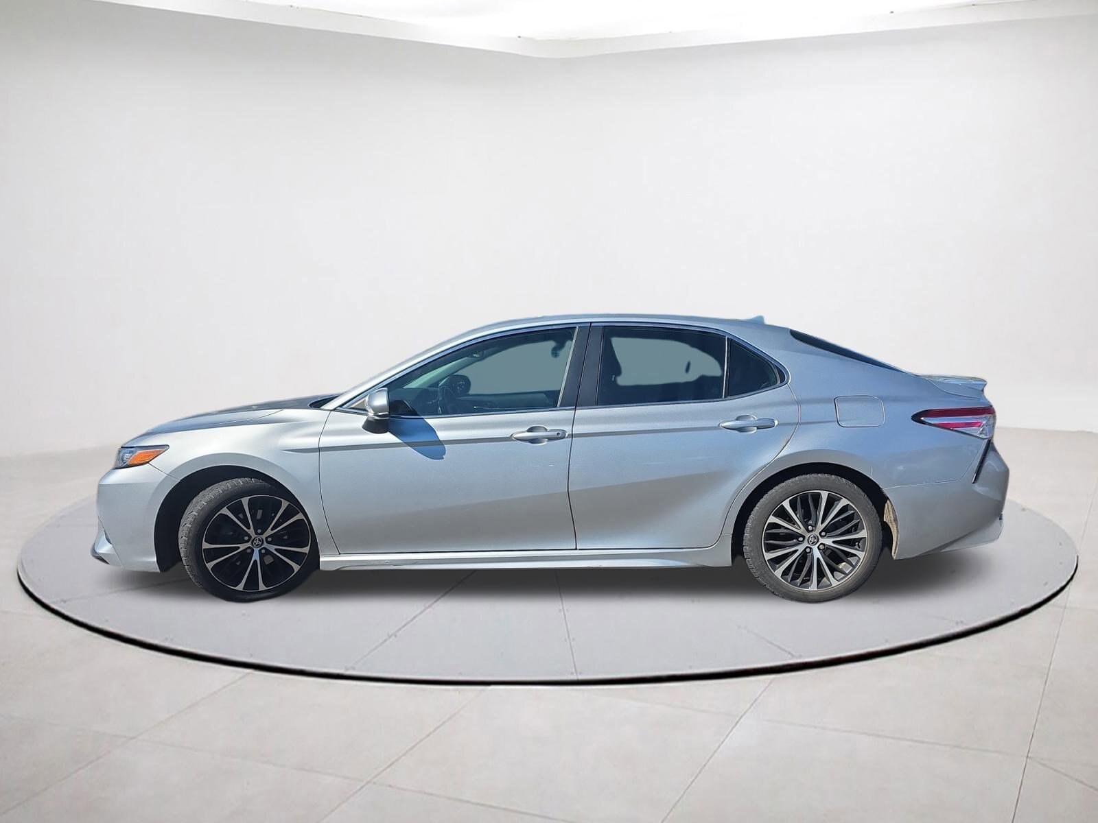 2020 Toyota Camry SE photo 4