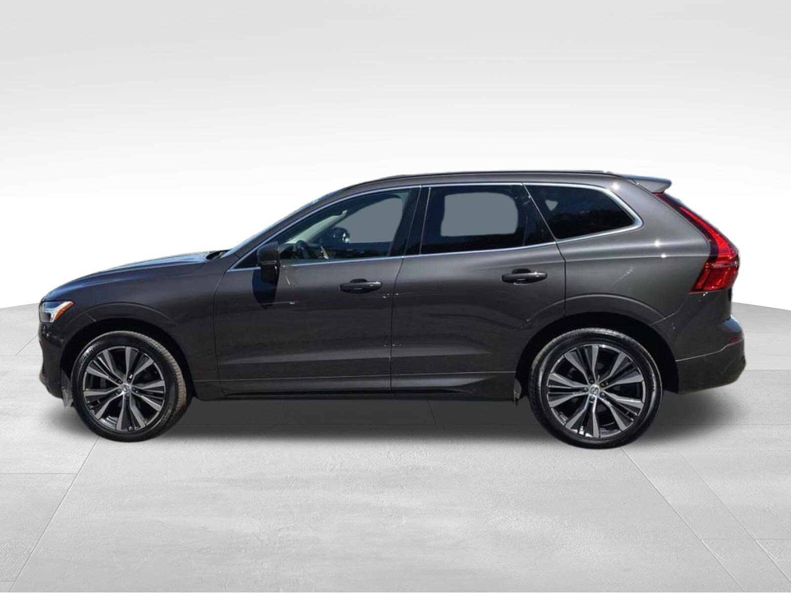 2022 Volvo XC60 B5 Momentum photo 3