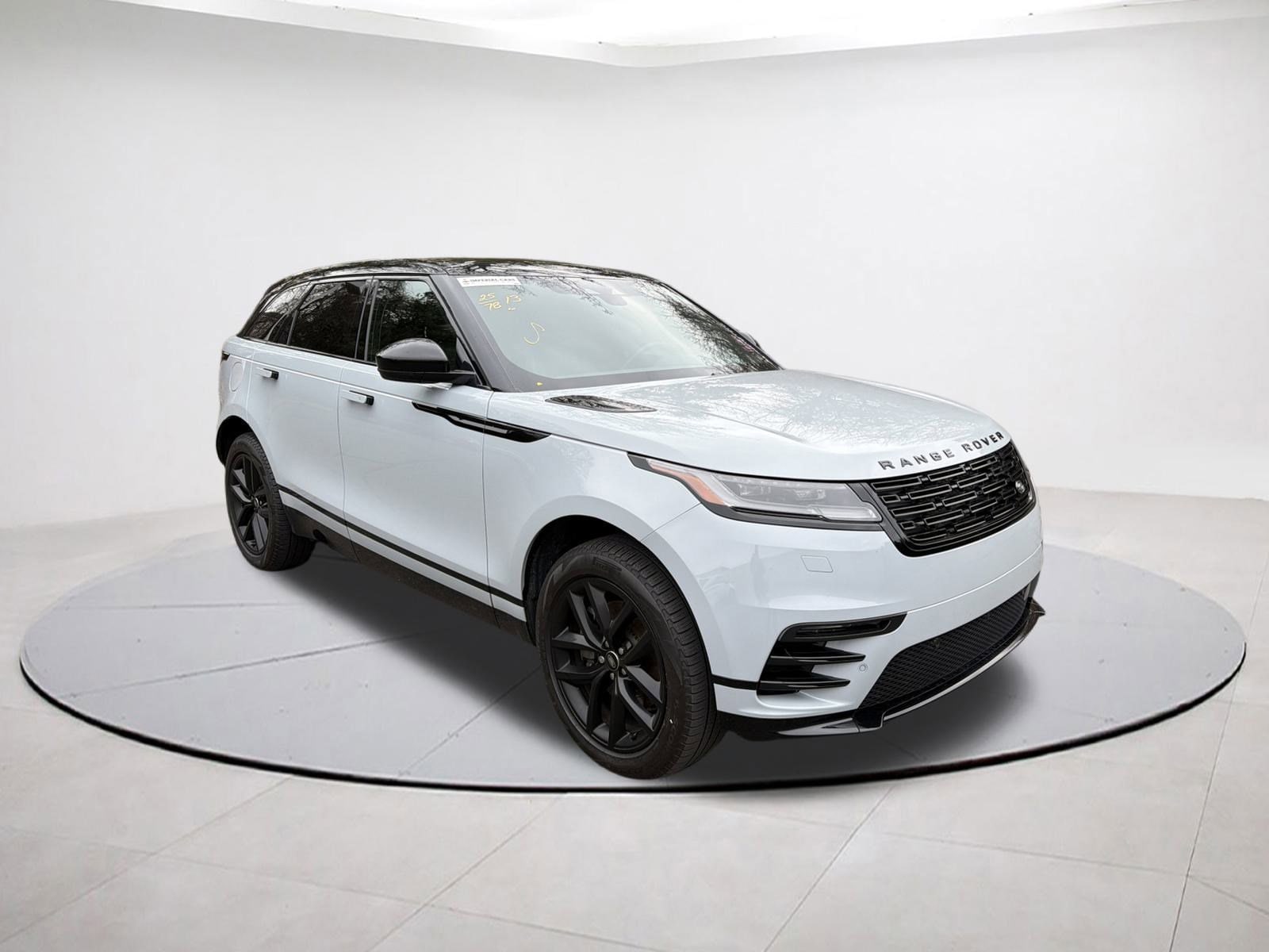 2025 Land Rover Range Rover Velar Dynamic SE's photo