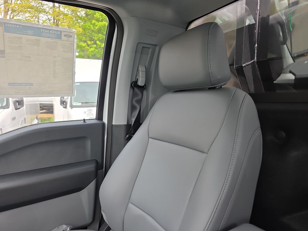 2025 Ford F-550 Super Duty Chassis Cab XL - Photo 40