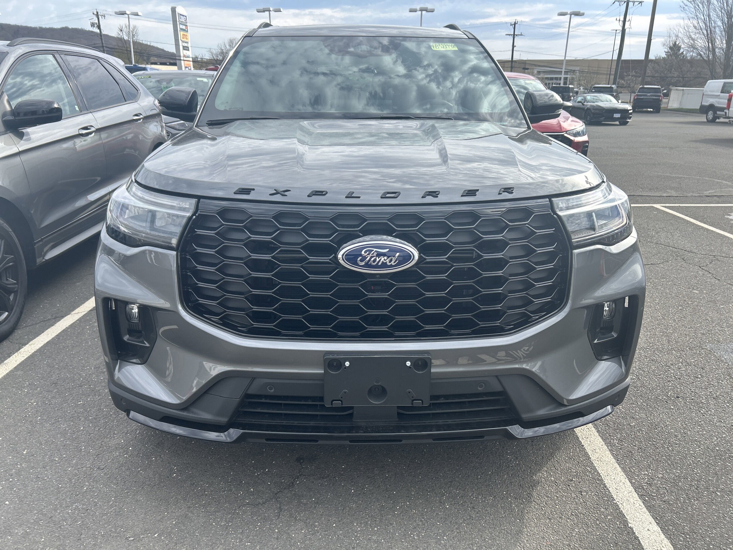 2025 Ford Explorer ST-Line photo 4