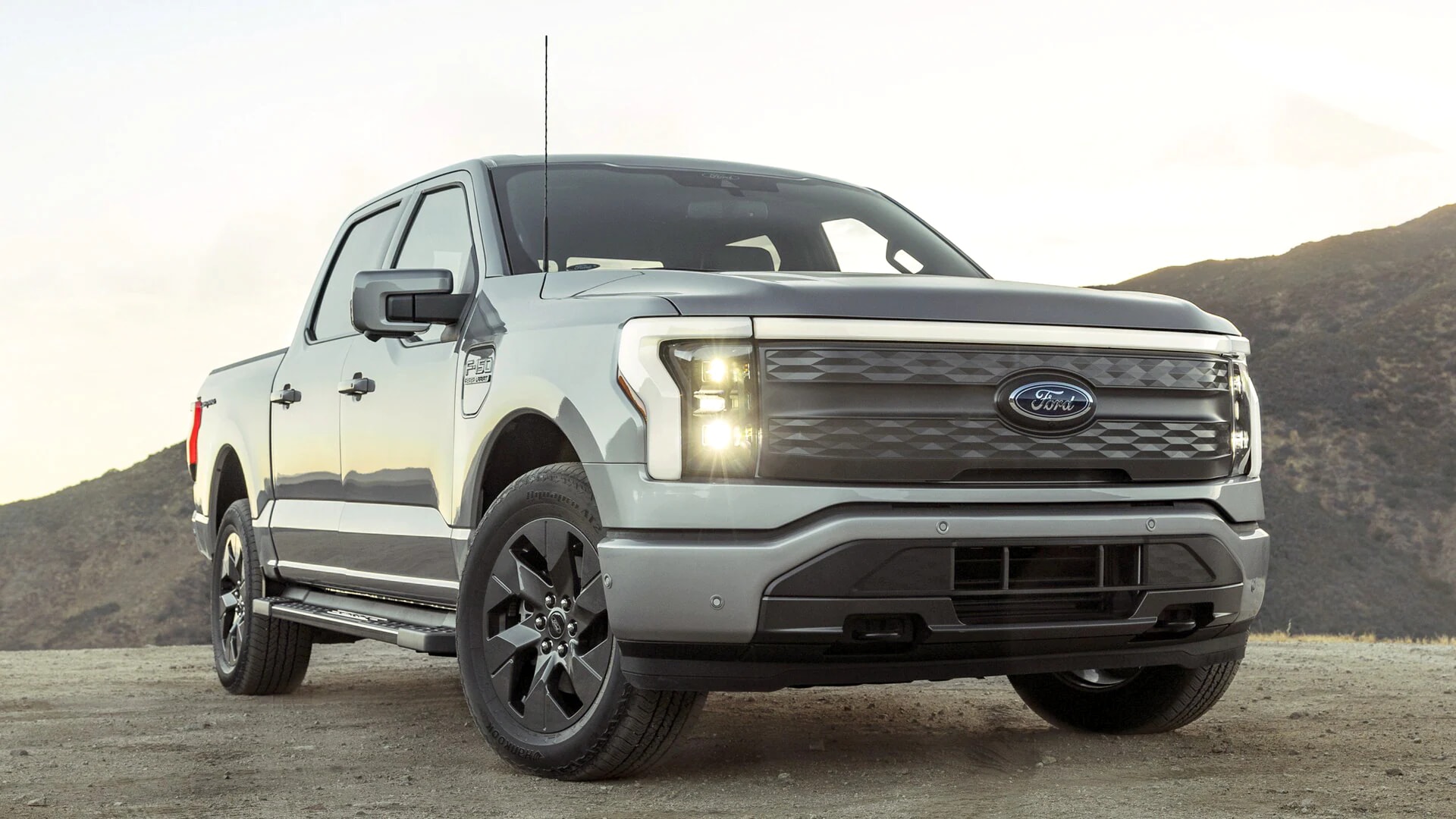 01-2023-Ford-F-150-Lightning-Lariat-front-three-quarter-2.webp