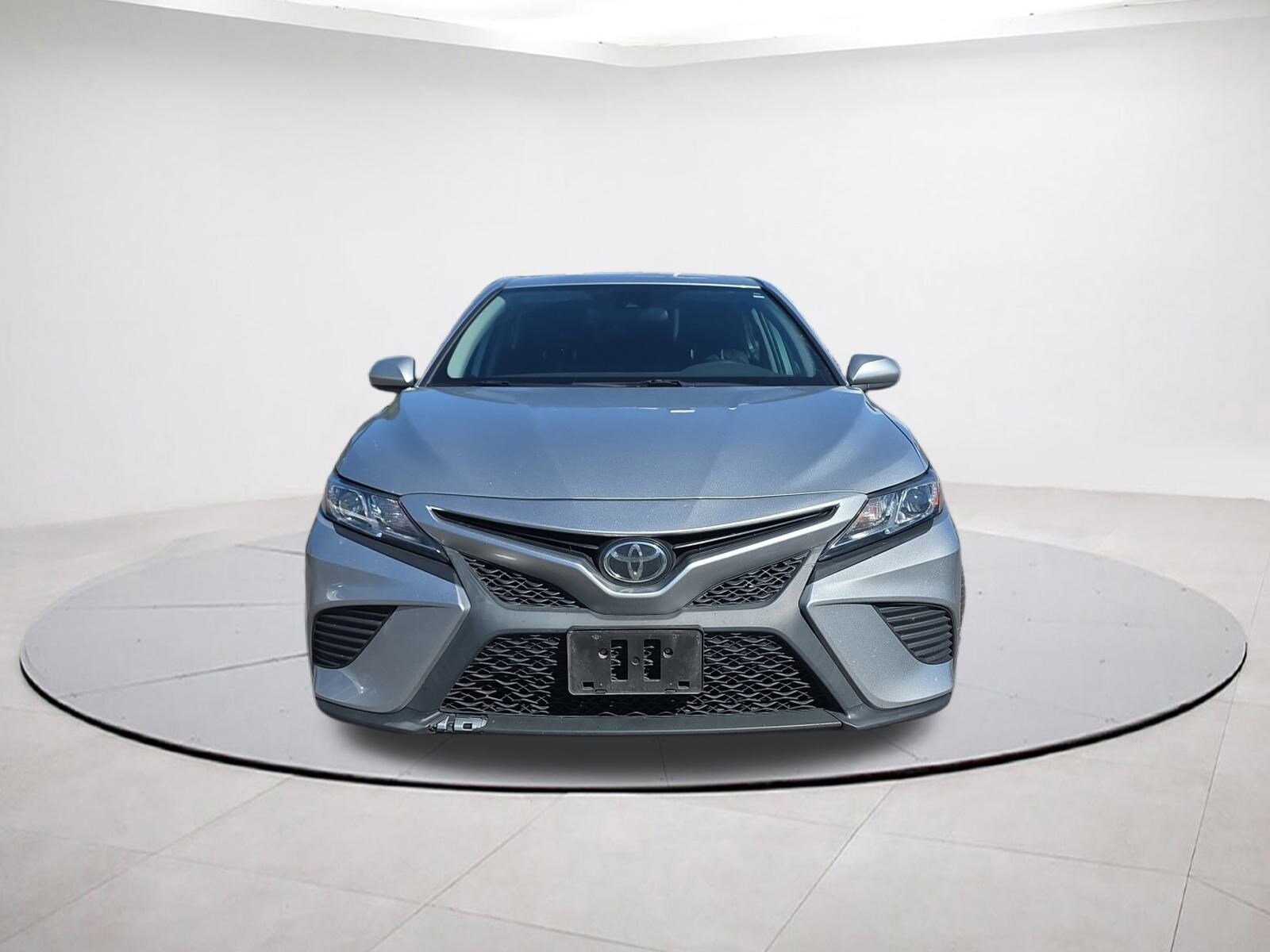 2020 Toyota Camry SE photo 2