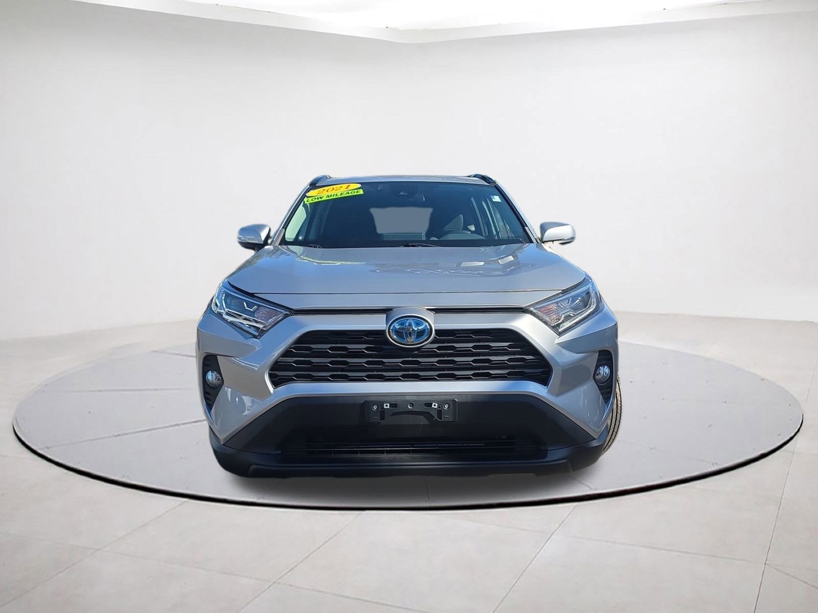 2021 Toyota RAV4 Hybrid XLE photo 2