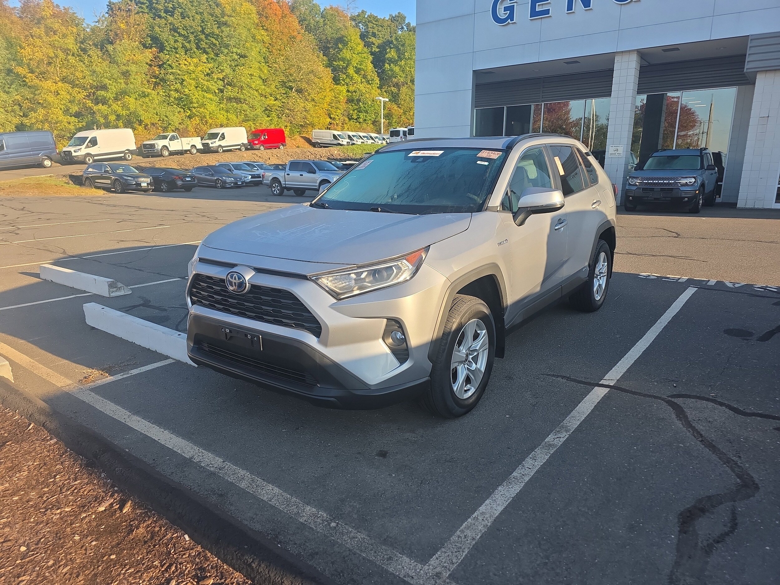 2021 Toyota RAV4 Hybrid XLE photo 2
