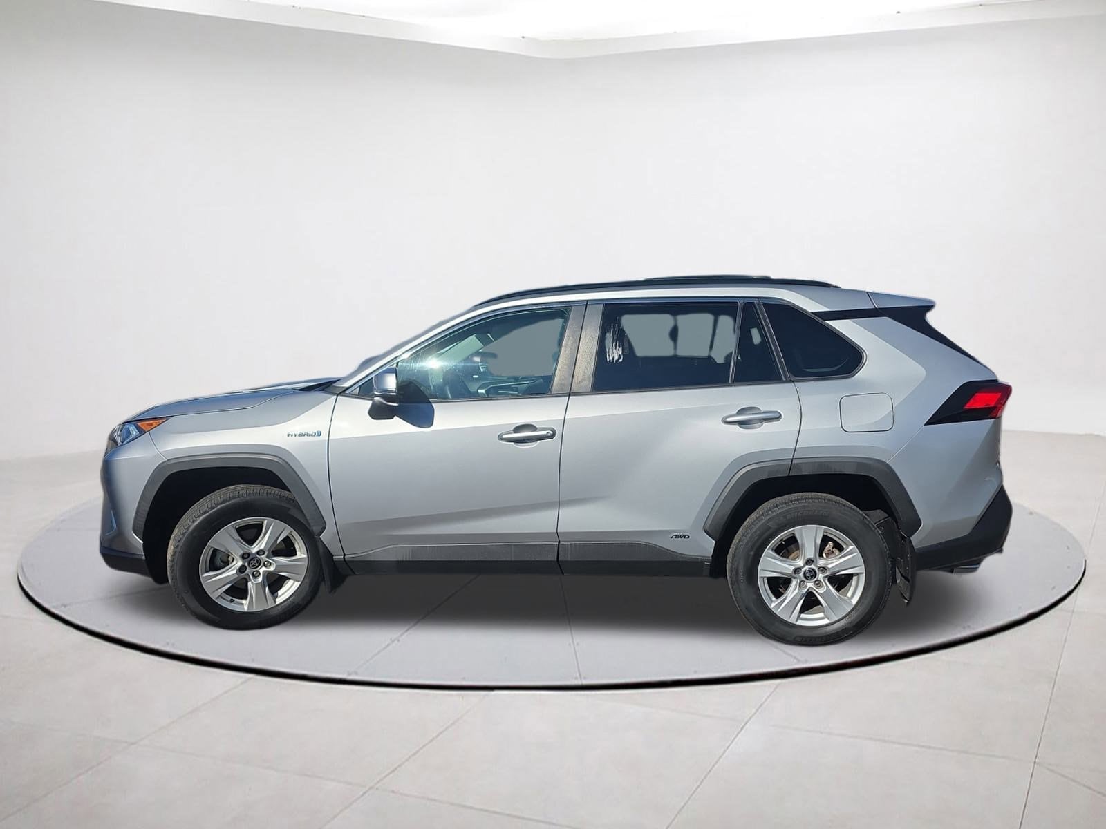 2021 Toyota RAV4 Hybrid XLE photo 4