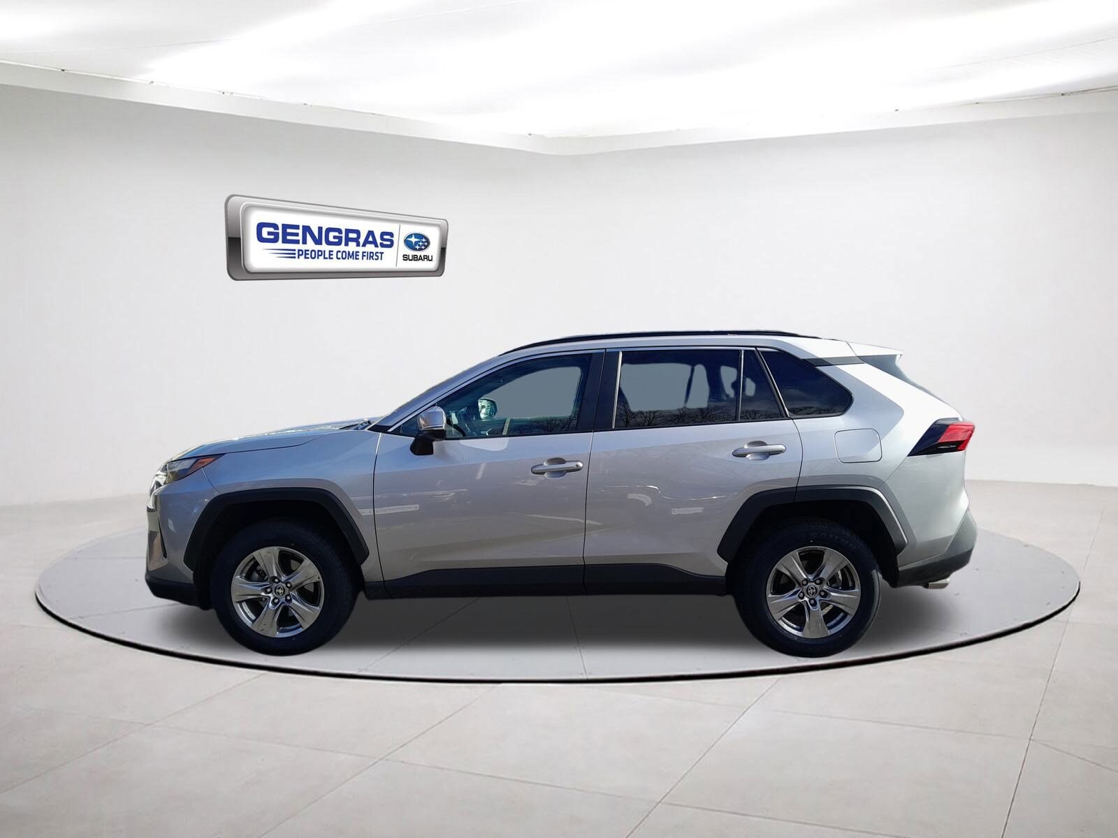 2023 Toyota RAV4 XLE photo 4