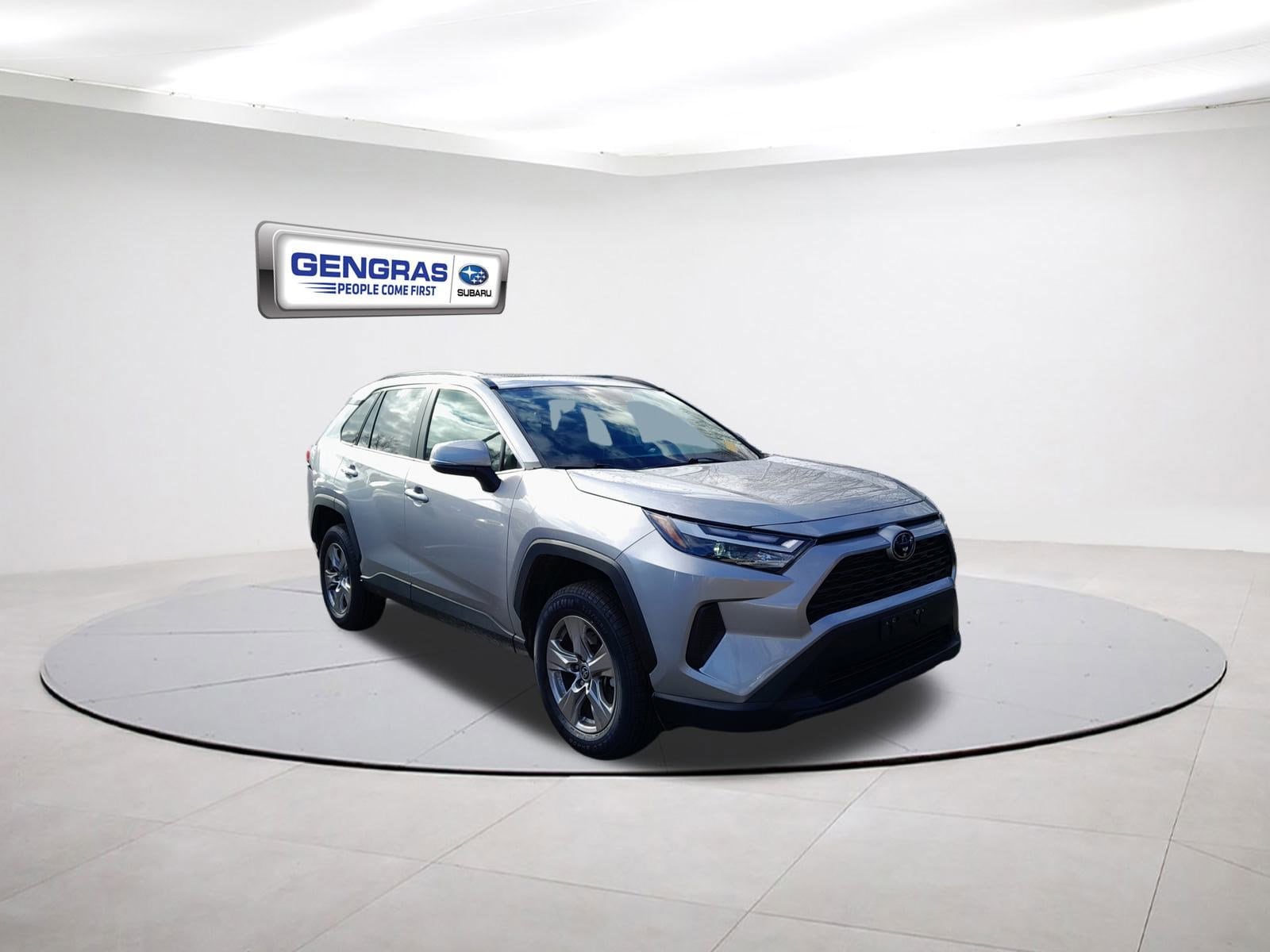 2023 Toyota RAV4 XLE's photo