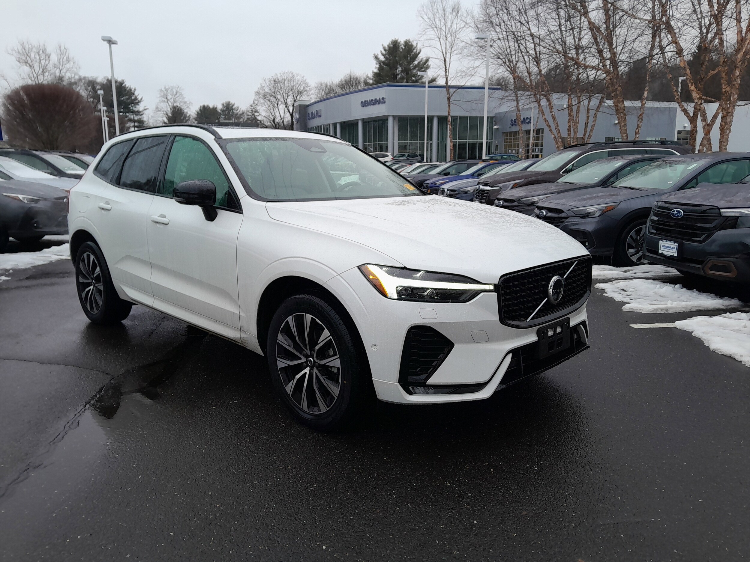 2023 Volvo XC60 Plus's photo