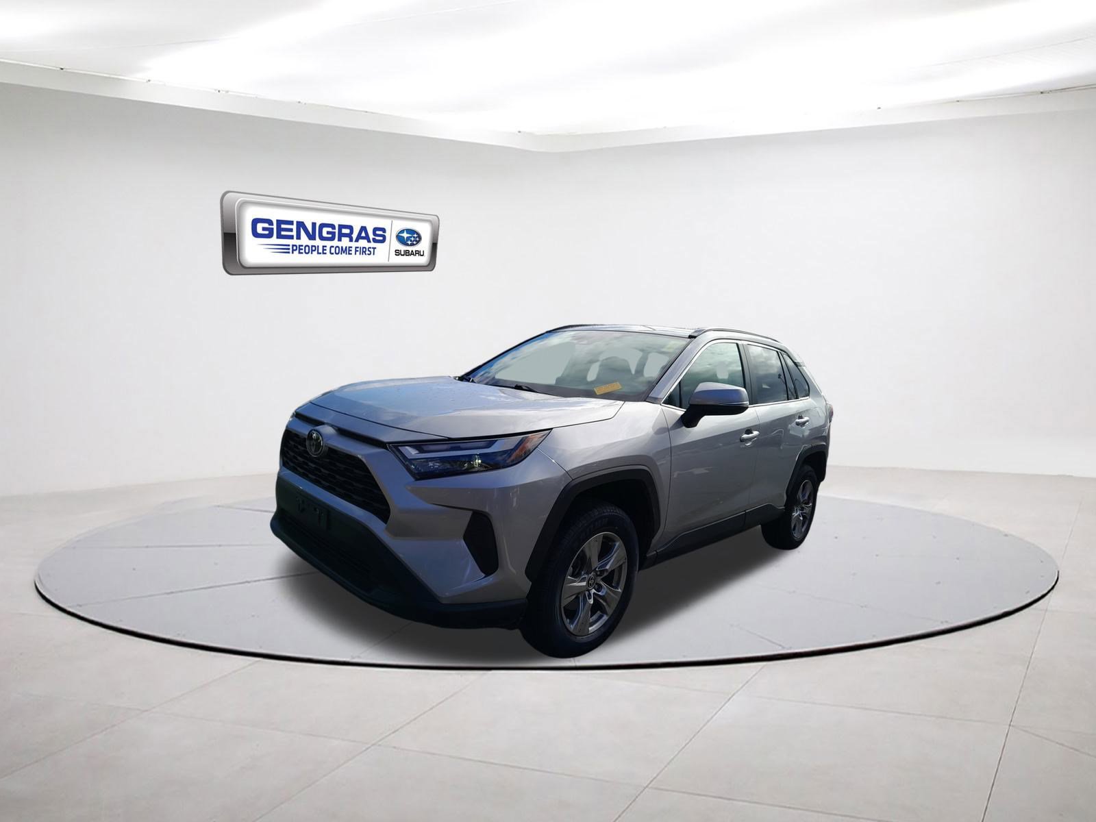 2023 Toyota RAV4 XLE photo 3