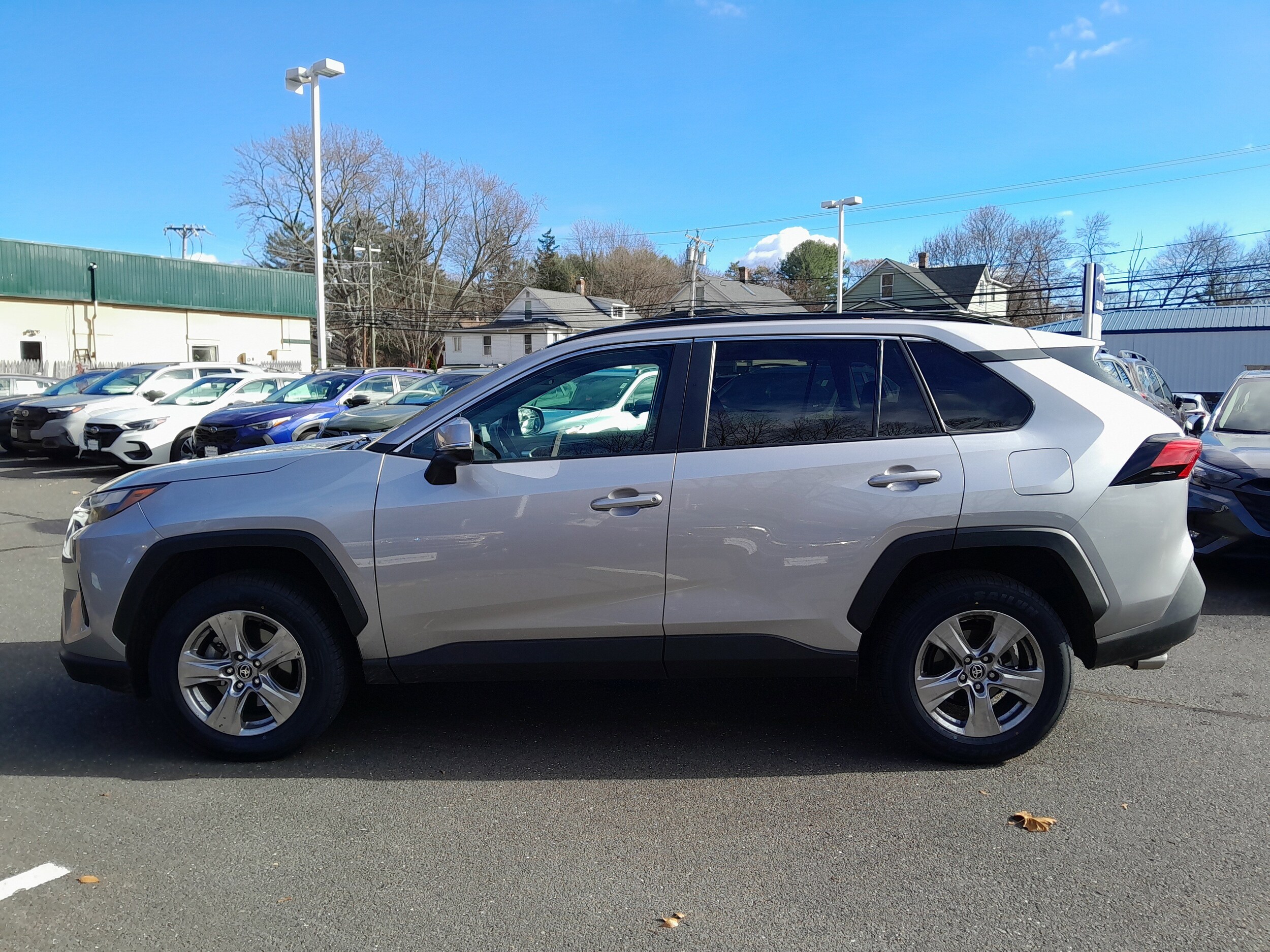 2023 Toyota RAV4 XLE photo 4