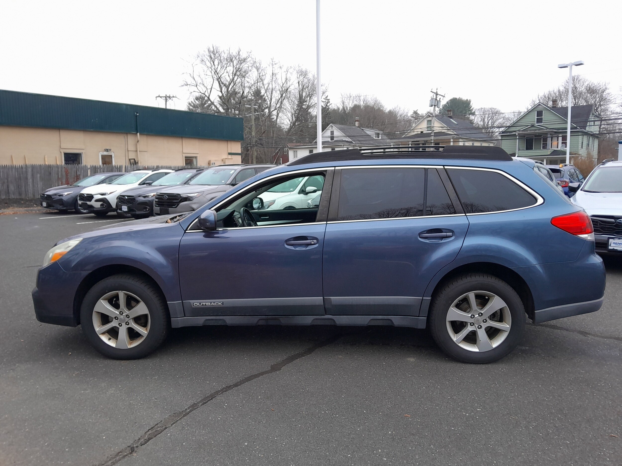 2013 Subaru Outback 2.5i Premium photo 2