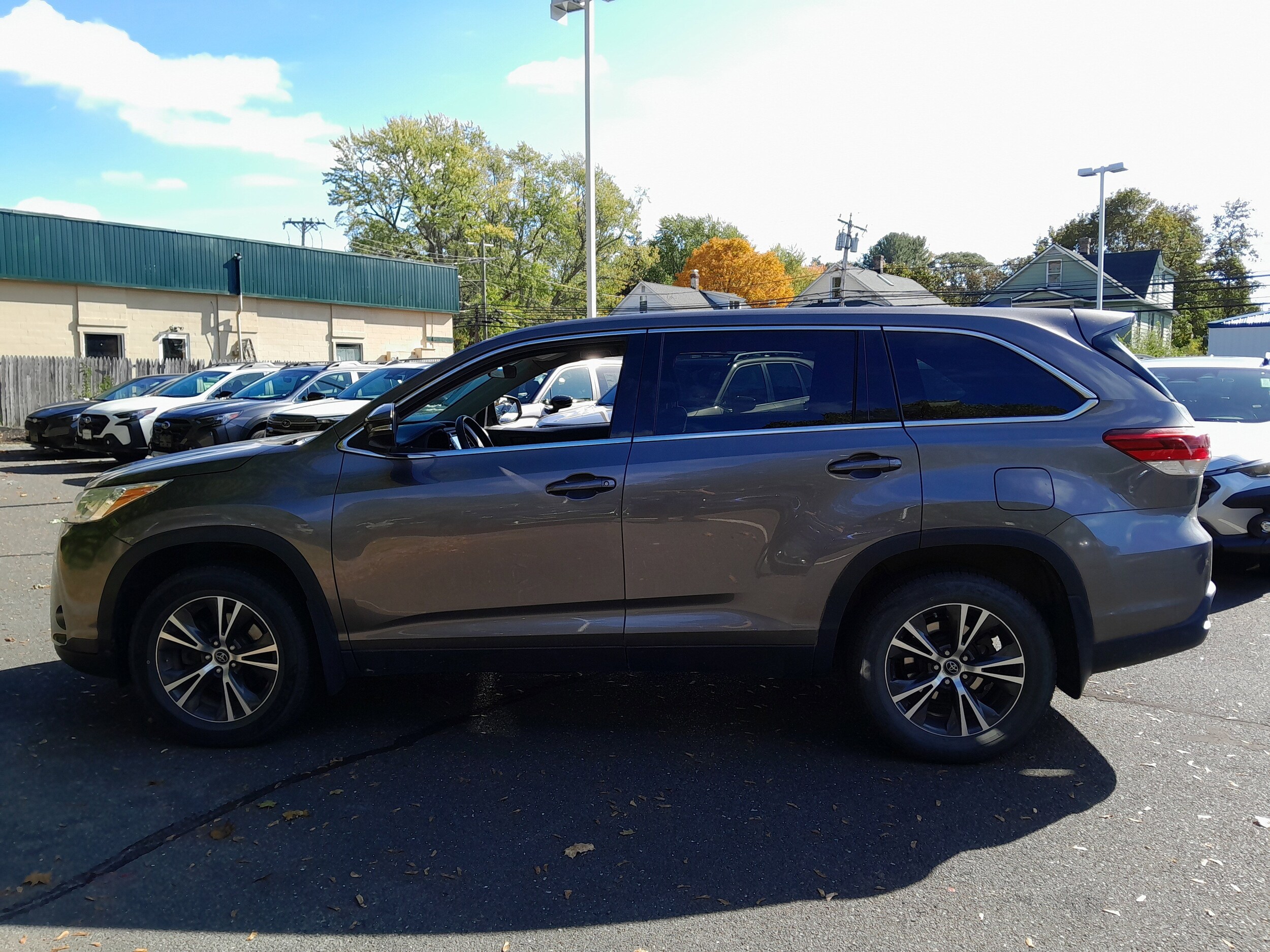 2019 Toyota Highlander LE Plus photo 4