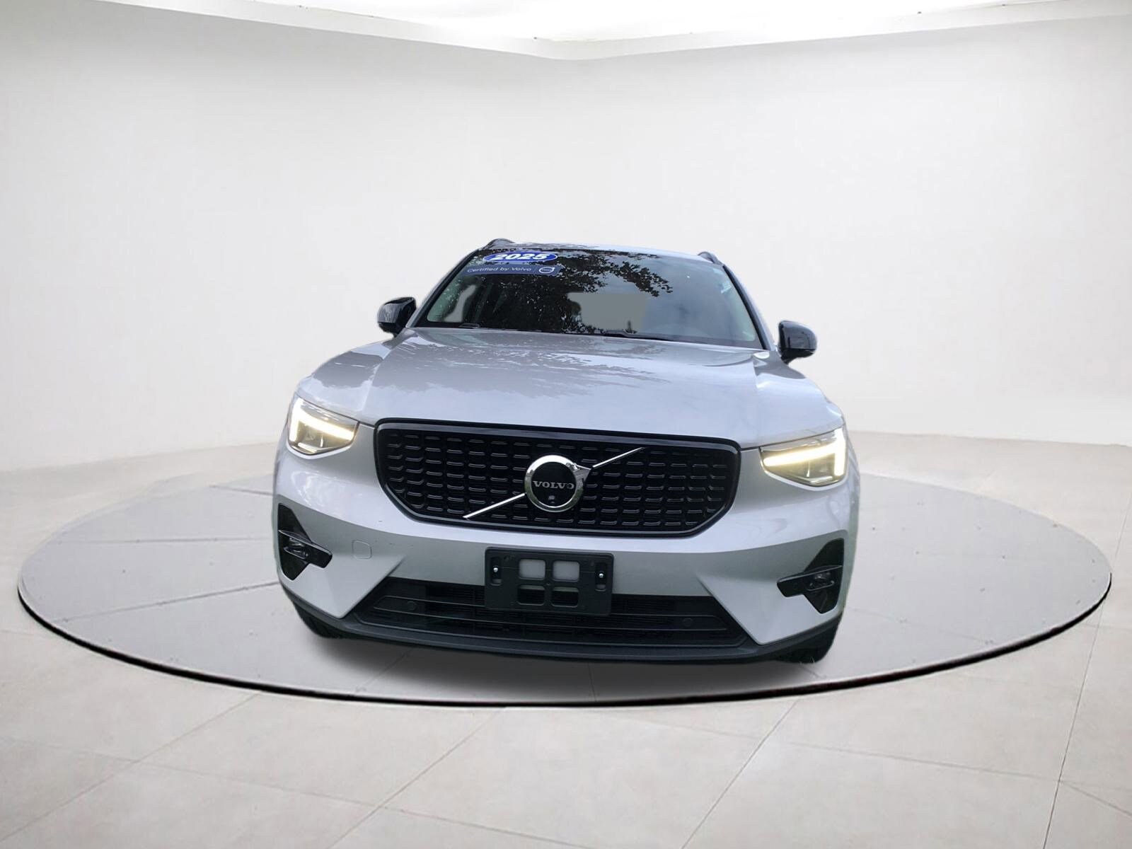 2025 Volvo XC40 Plus photo 2