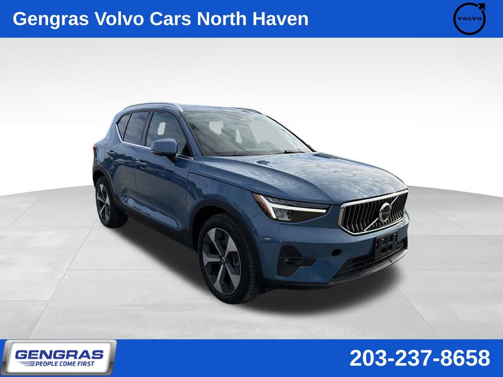 2025 Volvo XC40 SUV 