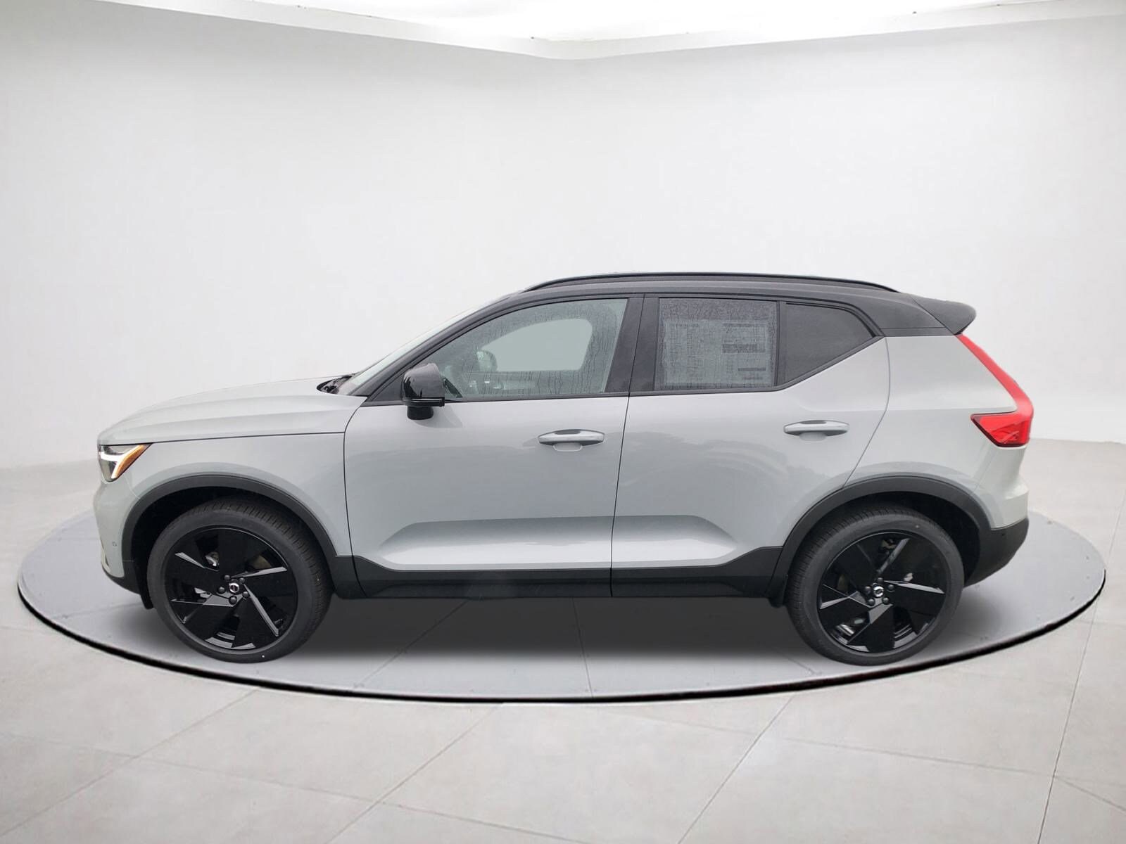 2026 Volvo XC40 photo 4