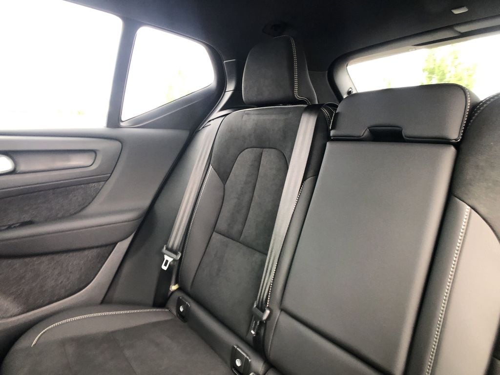 2026 Volvo XC40 Ultra Black Edition - Photo 39