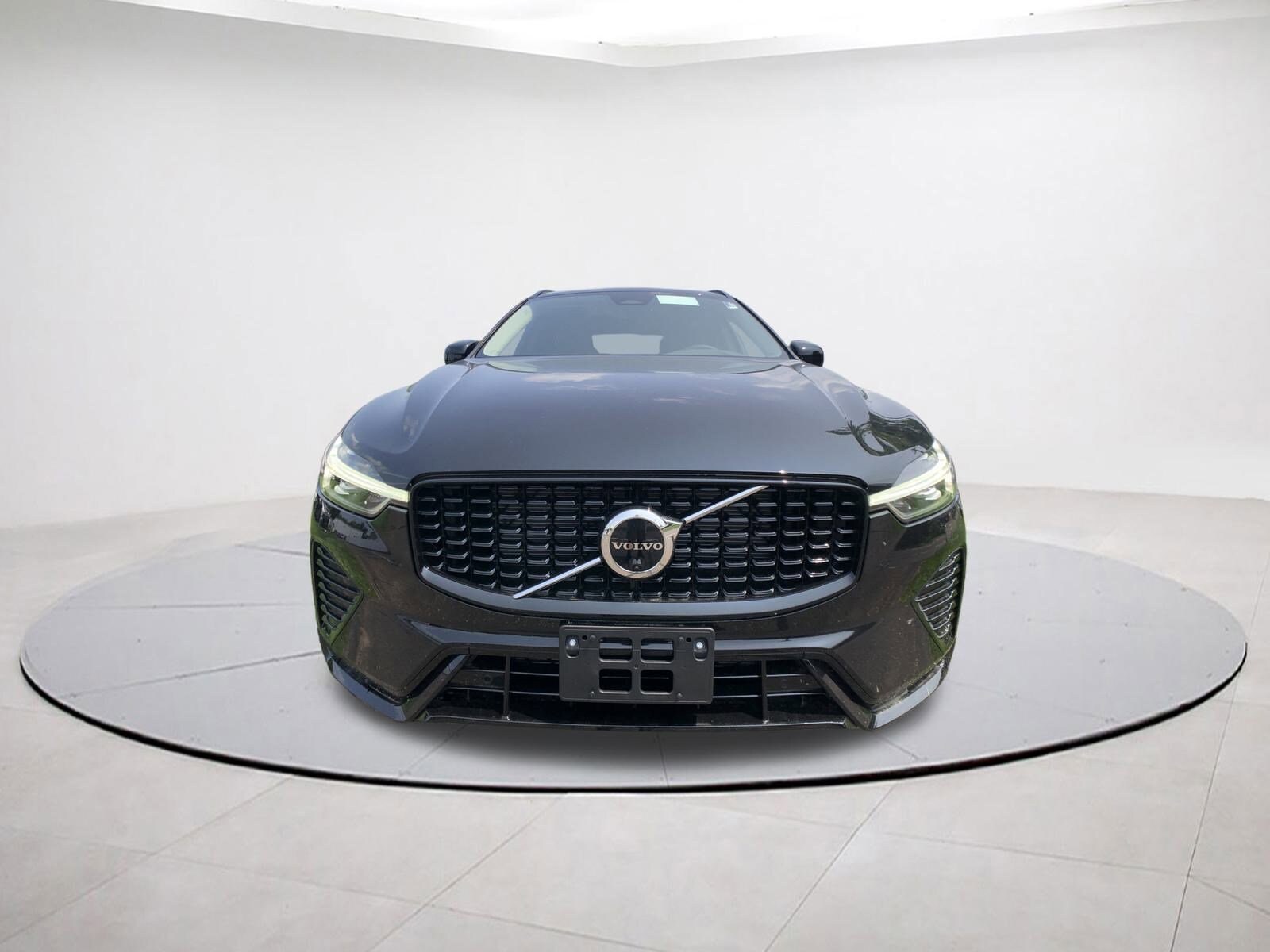 2025 Volvo XC60 B5 Plus photo 2