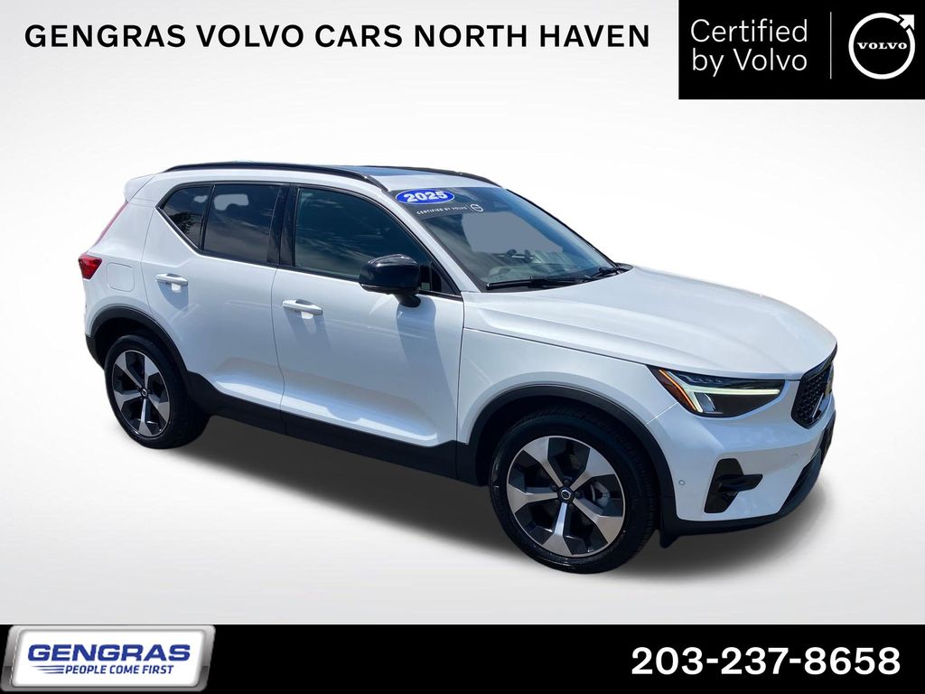 2025 Volvo XC40 SUV 