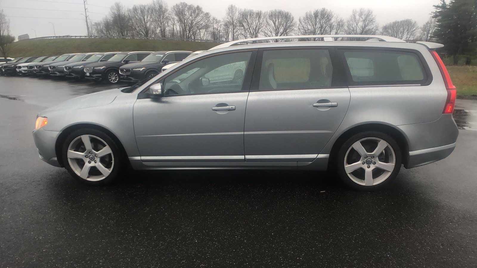 Used 2010 Volvo V70 3.2 with VIN YV1960BW9A1121087 for sale in North Haven, CT