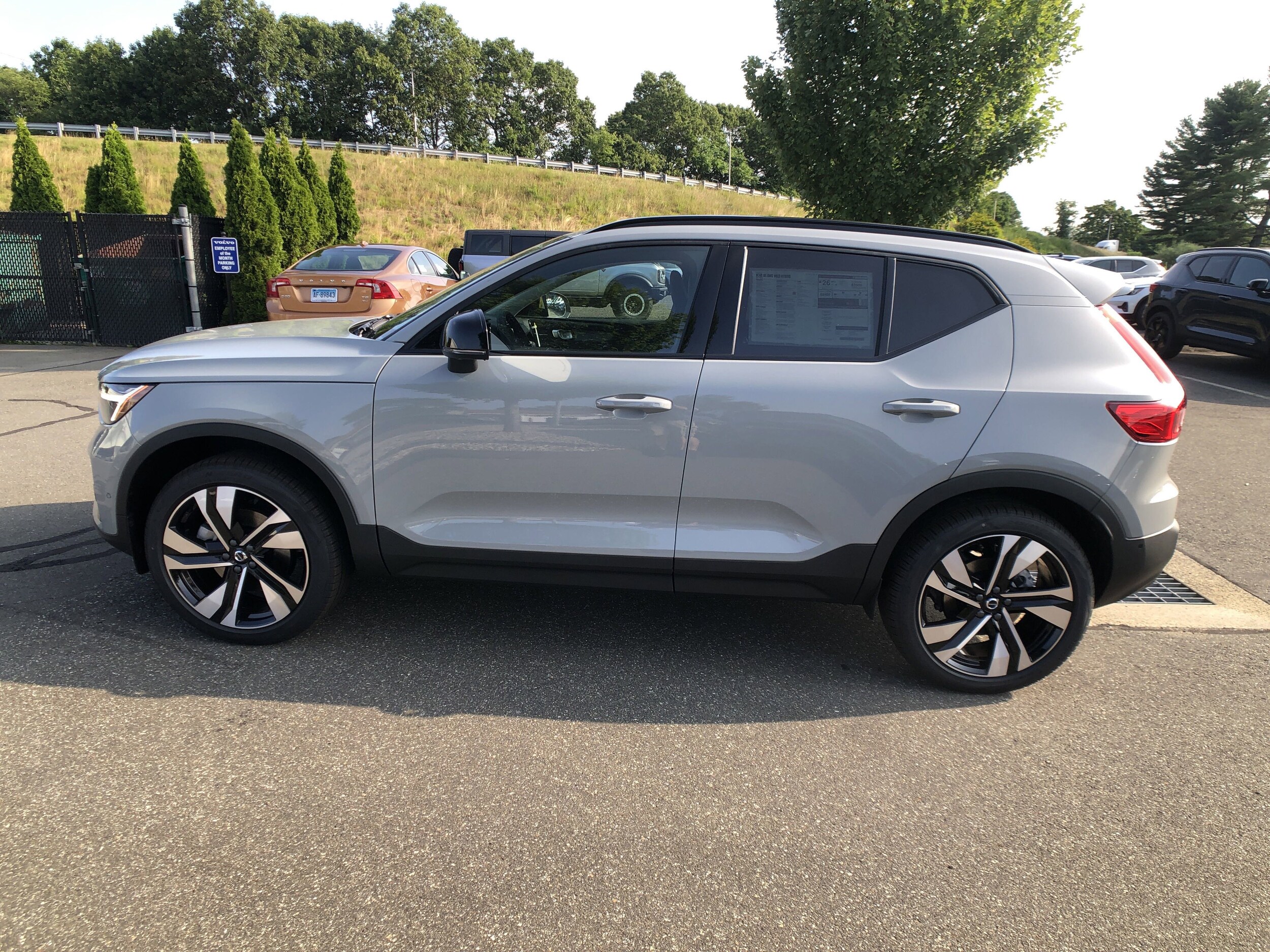 2026 Volvo XC40 photo 2