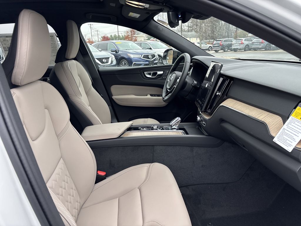 2026 Volvo XC60 Plus - Photo 17