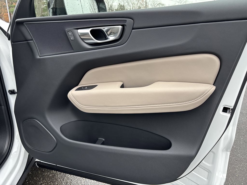 2026 Volvo XC60 Plus - Photo 18